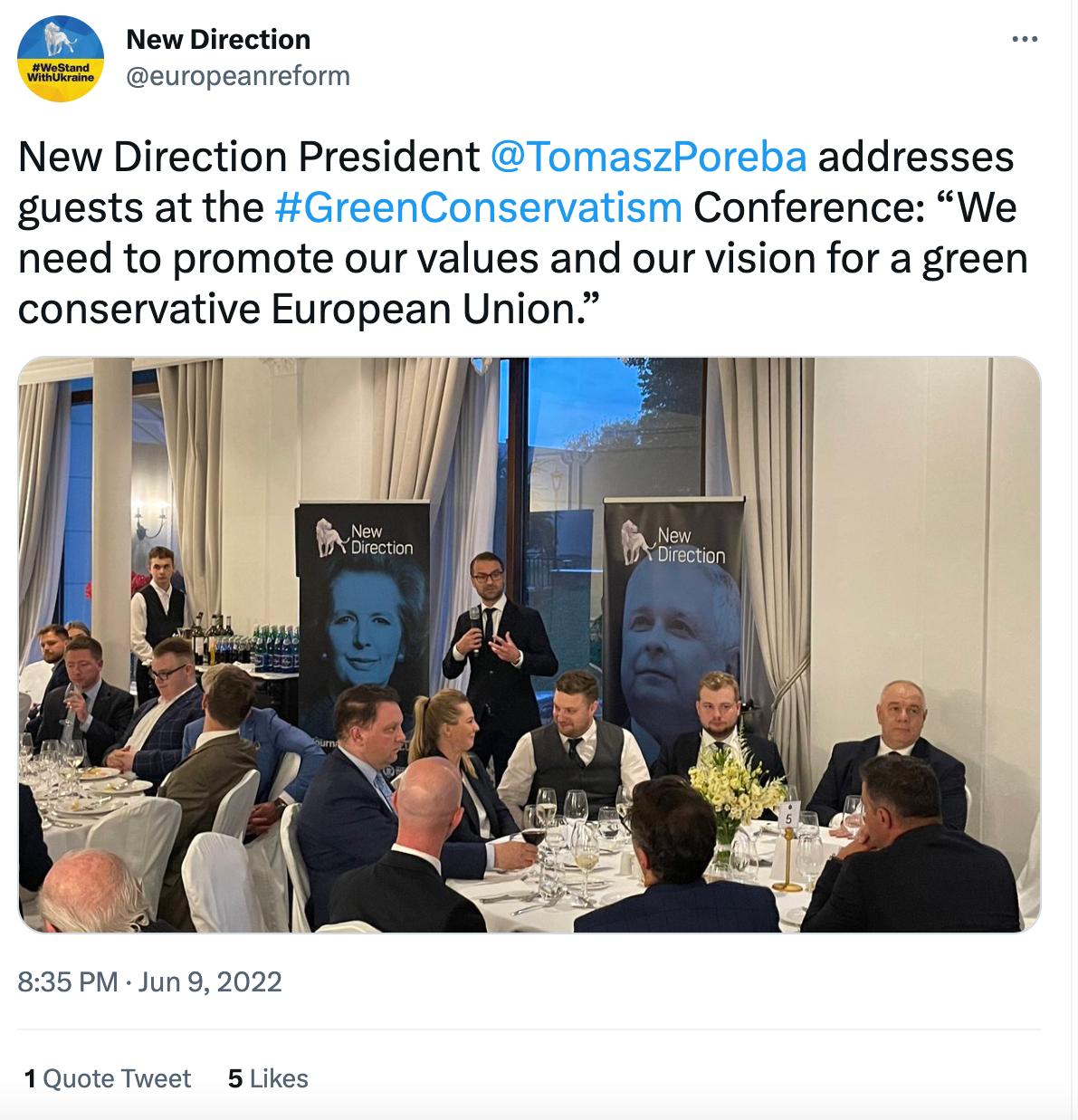 Michał Moskal na konferencji Green Conservatism siedzi przy stole obok Jacka Sasina i prezesów spółek Skarbu Państwa.