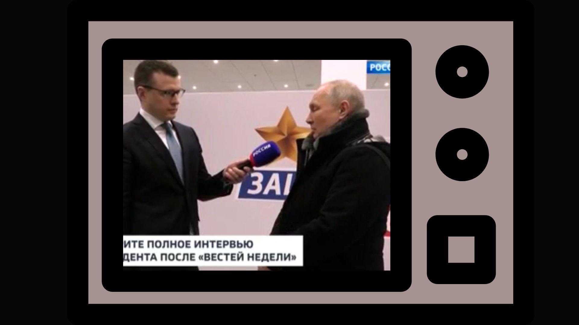 Grafika: w ramkę telewizora wstawione zdjęcie Putina w kurcte rozmawiającego z młodym dziennikarzem telewizjynym