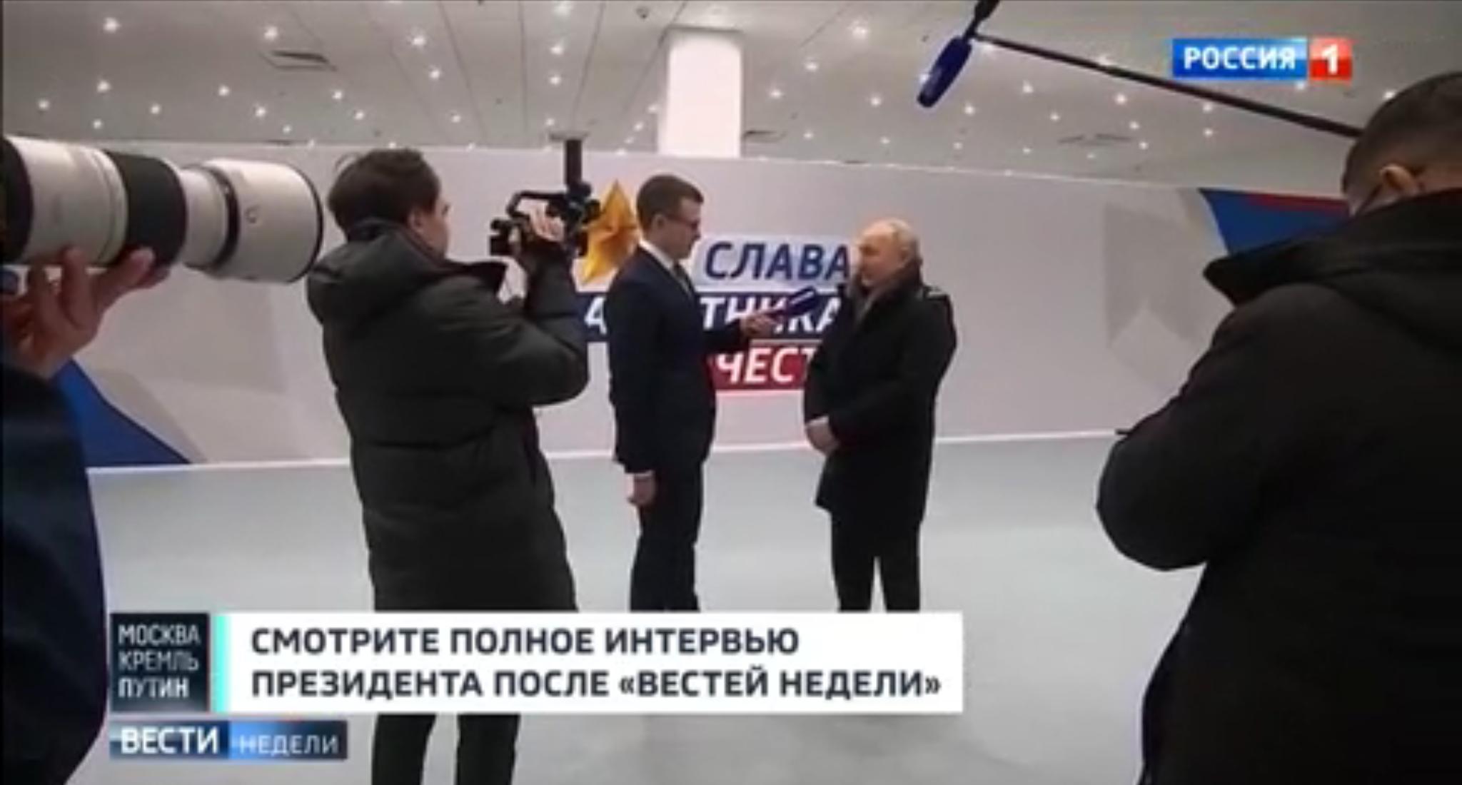 Putin w kurtce rozmawia z dziennikarzem, filmują go dwie kamery