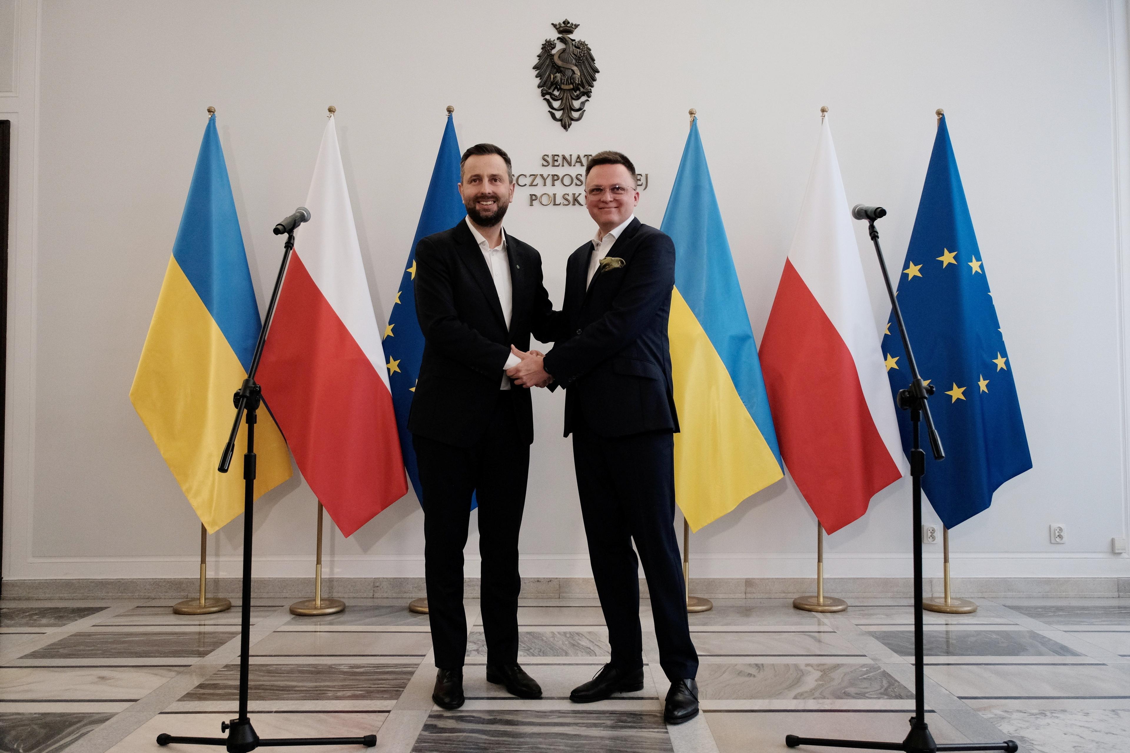 Władysław Kosiniak-Kamysz i Szymon Hołownia uśmiechnięci podają sobie dłonie