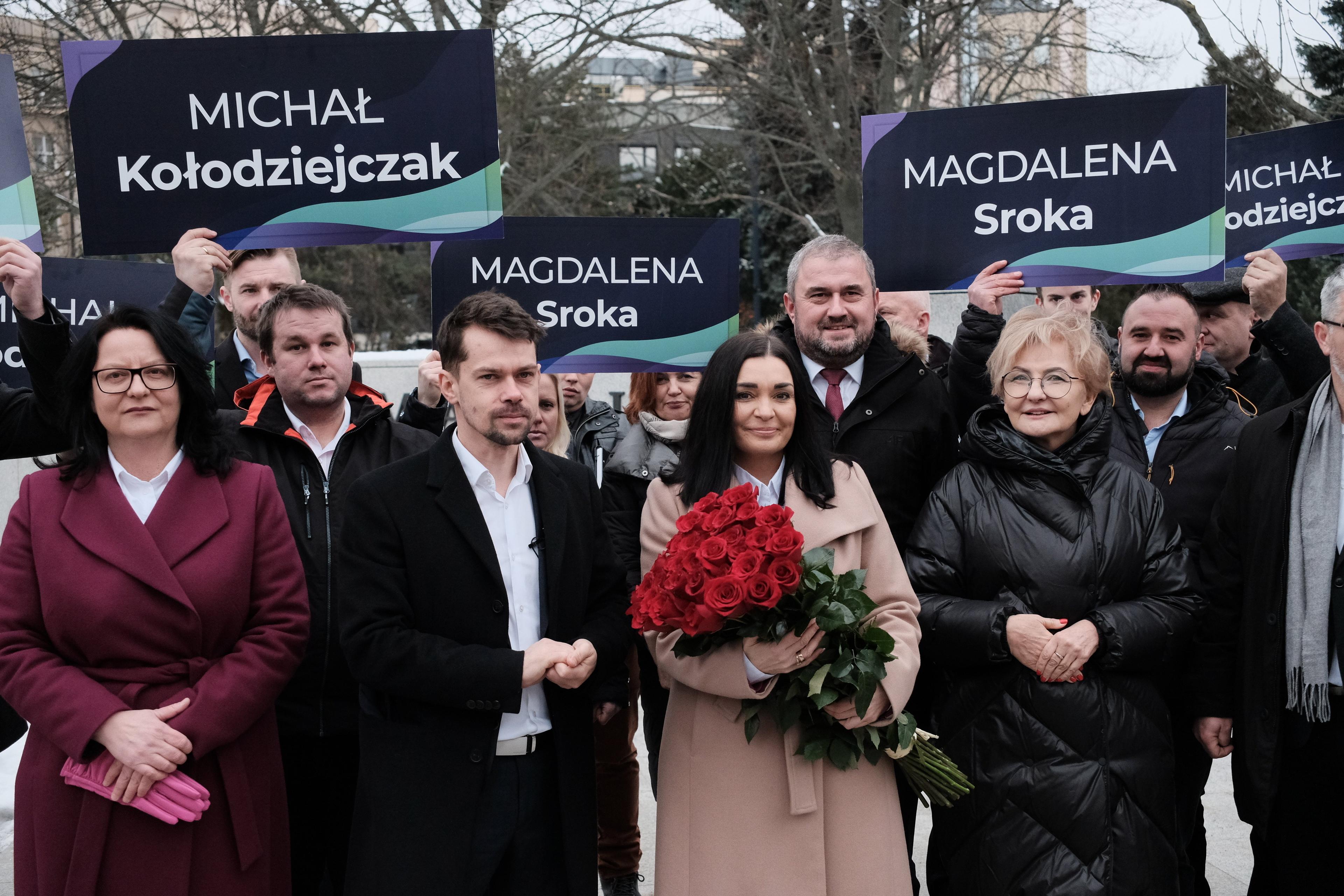 na zdjęciu lider AgroUnii mICHAŁ Kołodiejczak i szefowa Porozumienia Magdalena sroka podczas wspólnej konferencji przed Sejmem