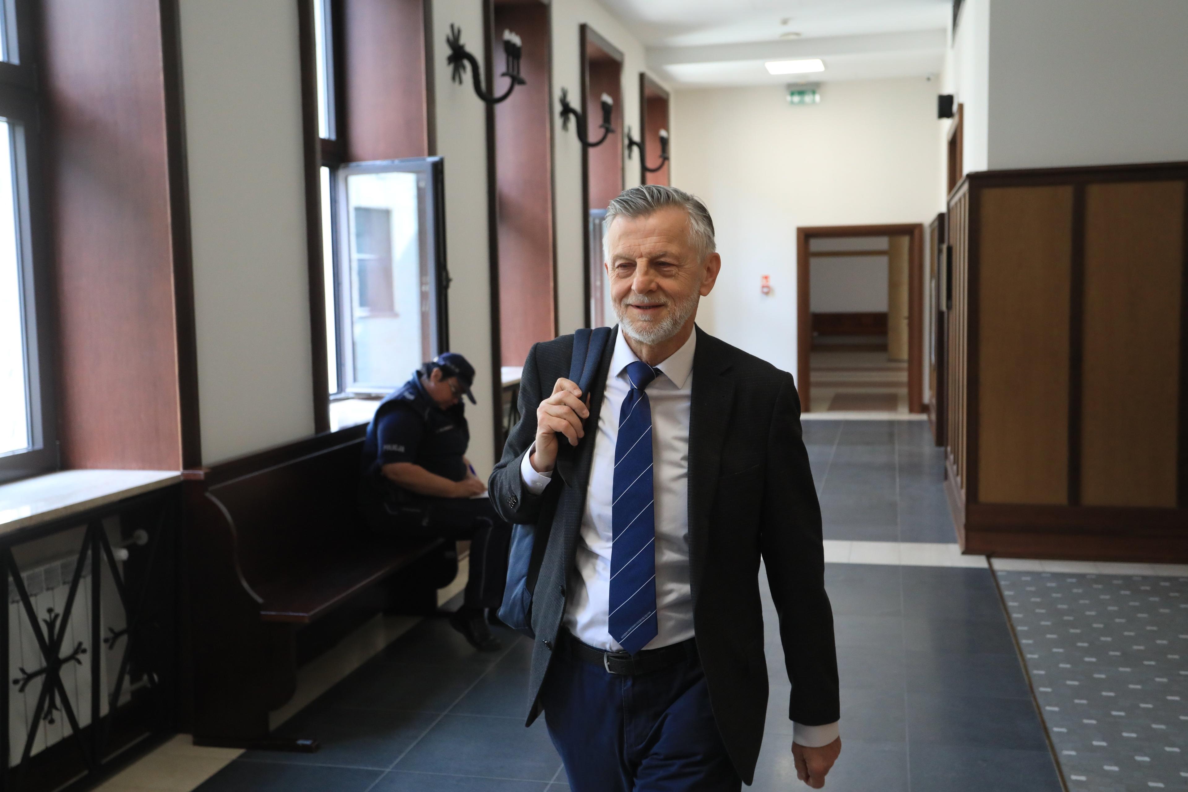 Mężczyzna idzie korytarzem sądu, Andrzej Zybertowicz