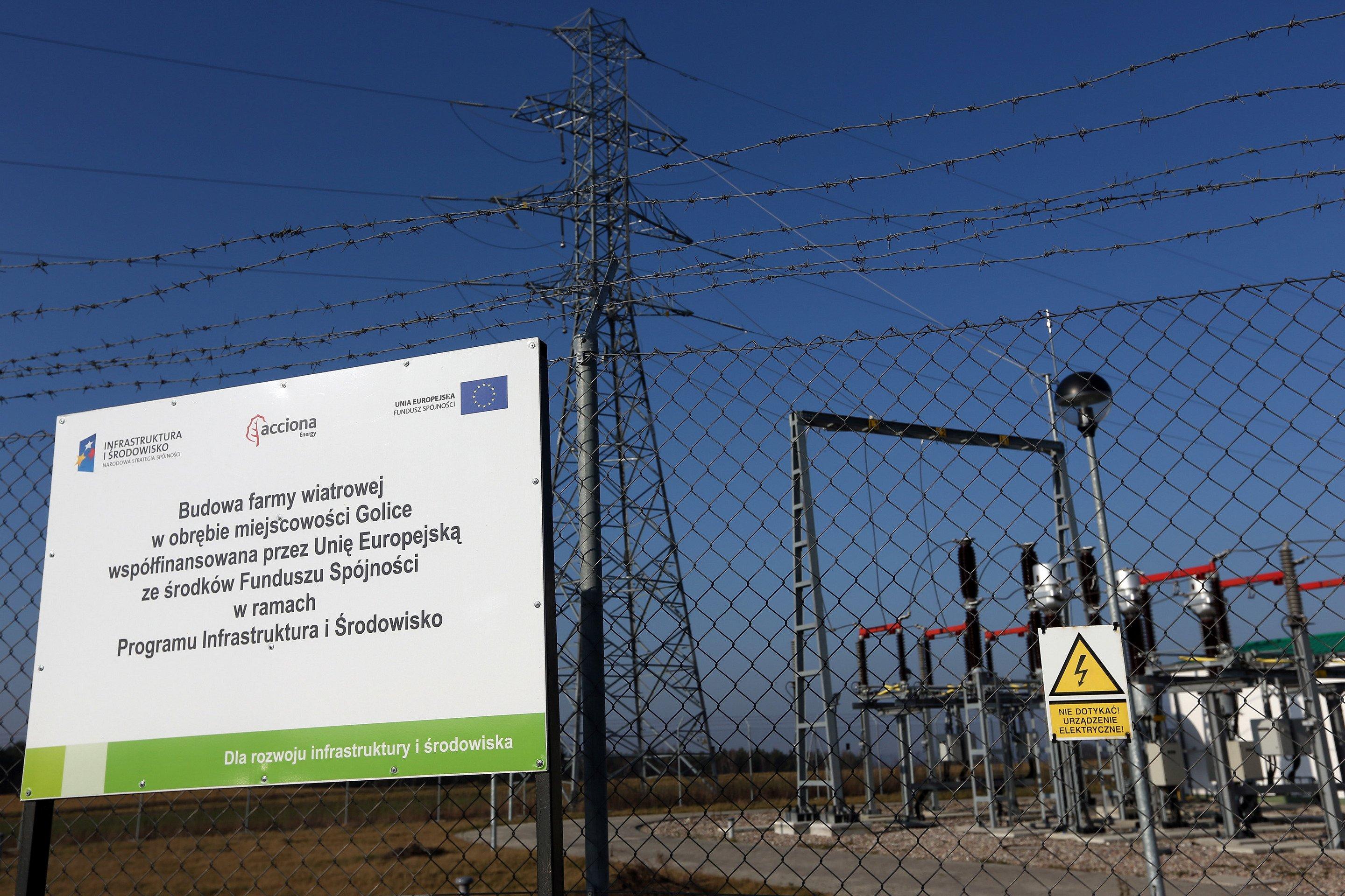 Na bramie stacji transformatorowej Parku Wiatrowego Golice koło Golic widnieje znak informacyjny. Farma wiatrowa, zlokalizowana pomiędzy miejscowościami Golice i Lisów, otrzymała współfinansowanie z Funduszu Spójności Unii Europejskiej.
