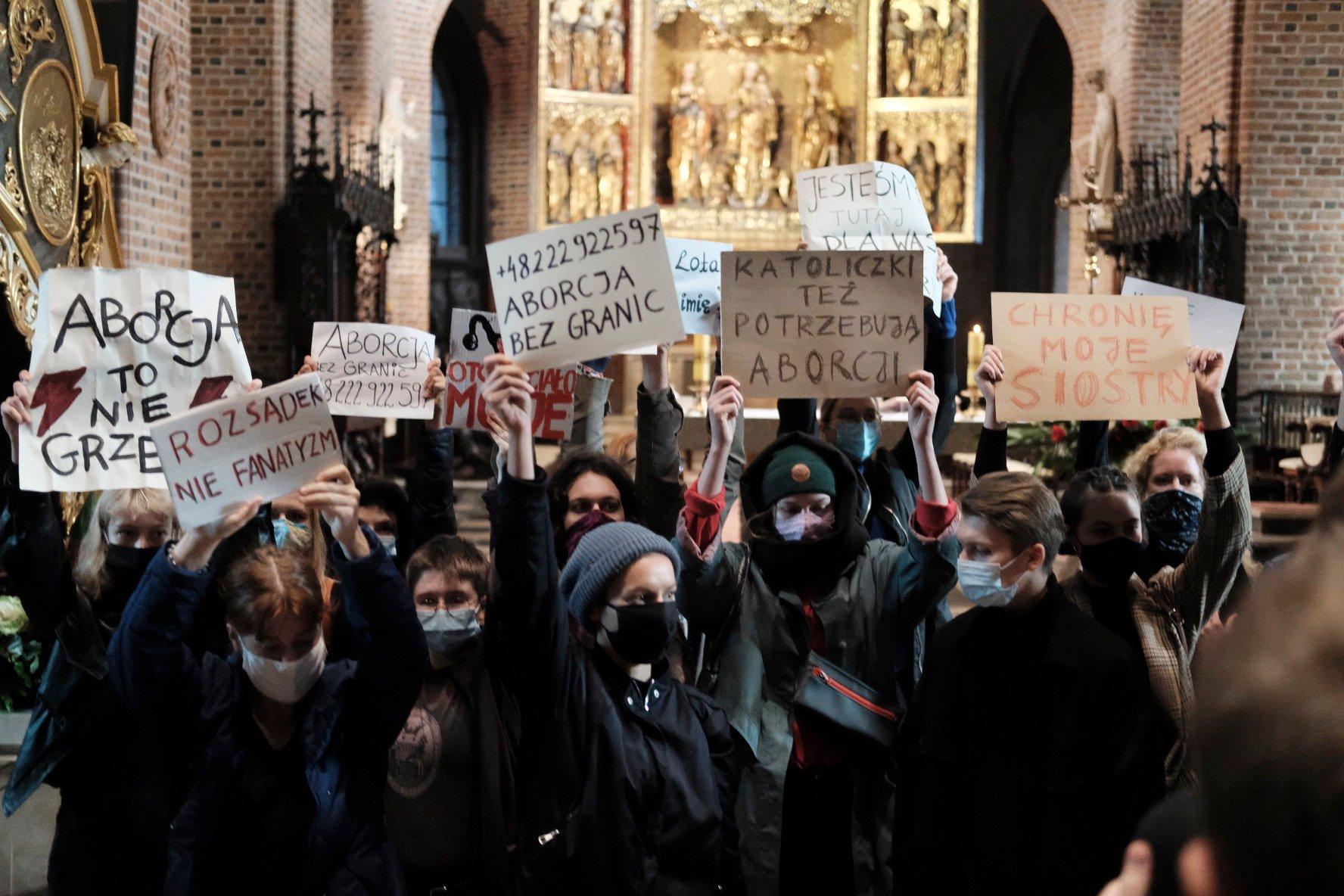 Aktywistki i aktywiści protestują w kościele podczas mszy świętej