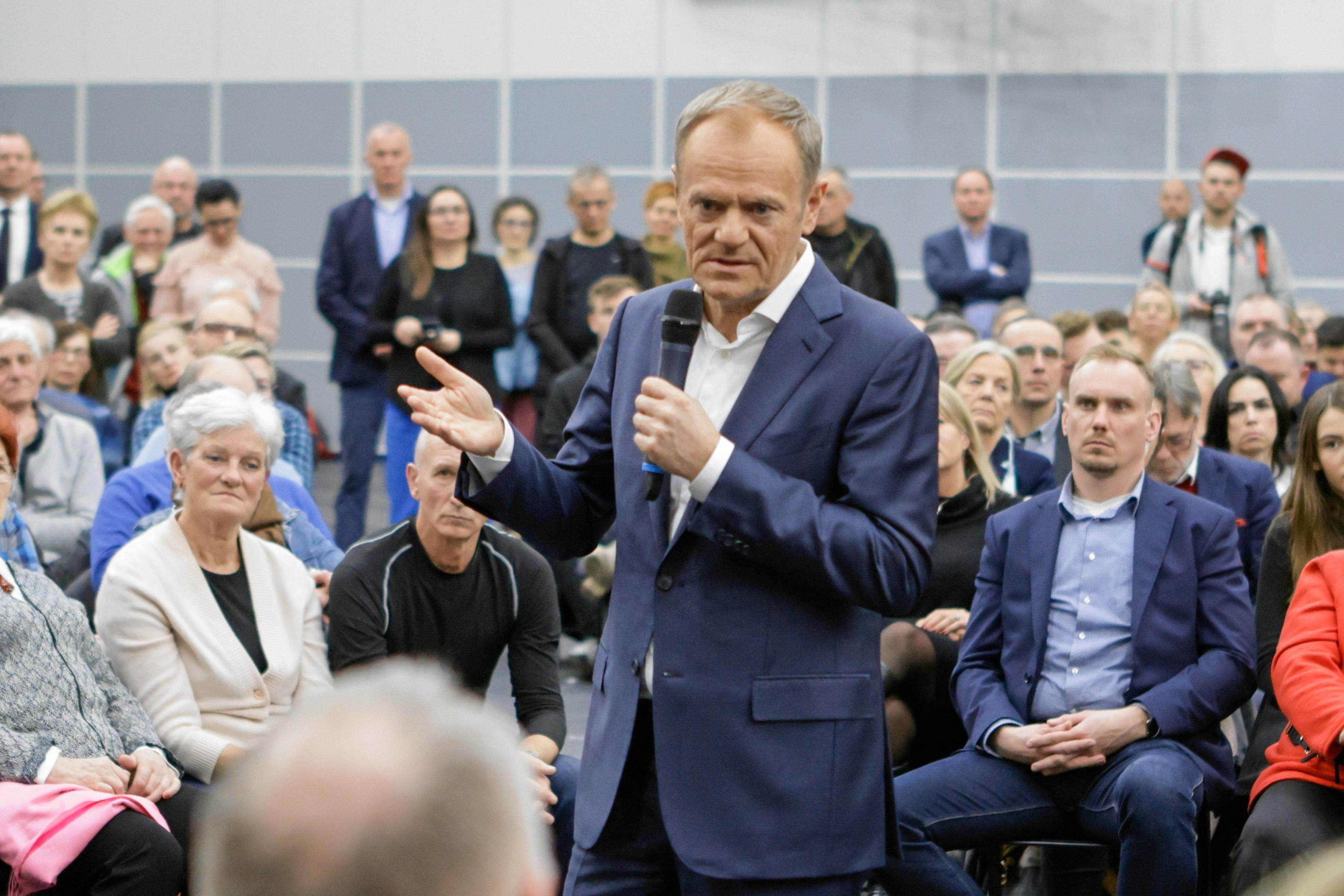 Donald Tusk na spotkaniu z wyborcami – stoi i gestykuluje z mikrofonem