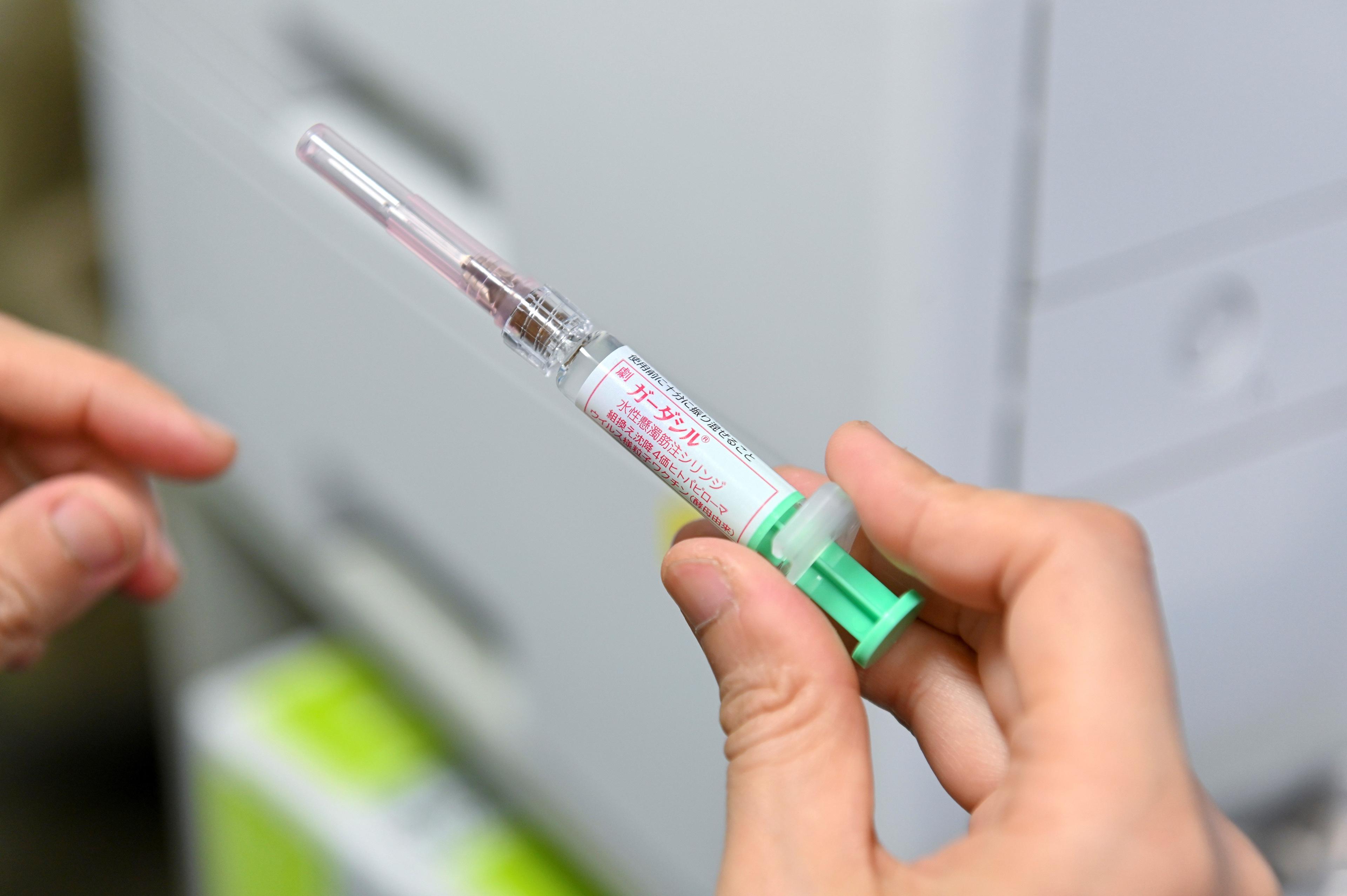 strzykawka ze szczepionką przeciw HPV