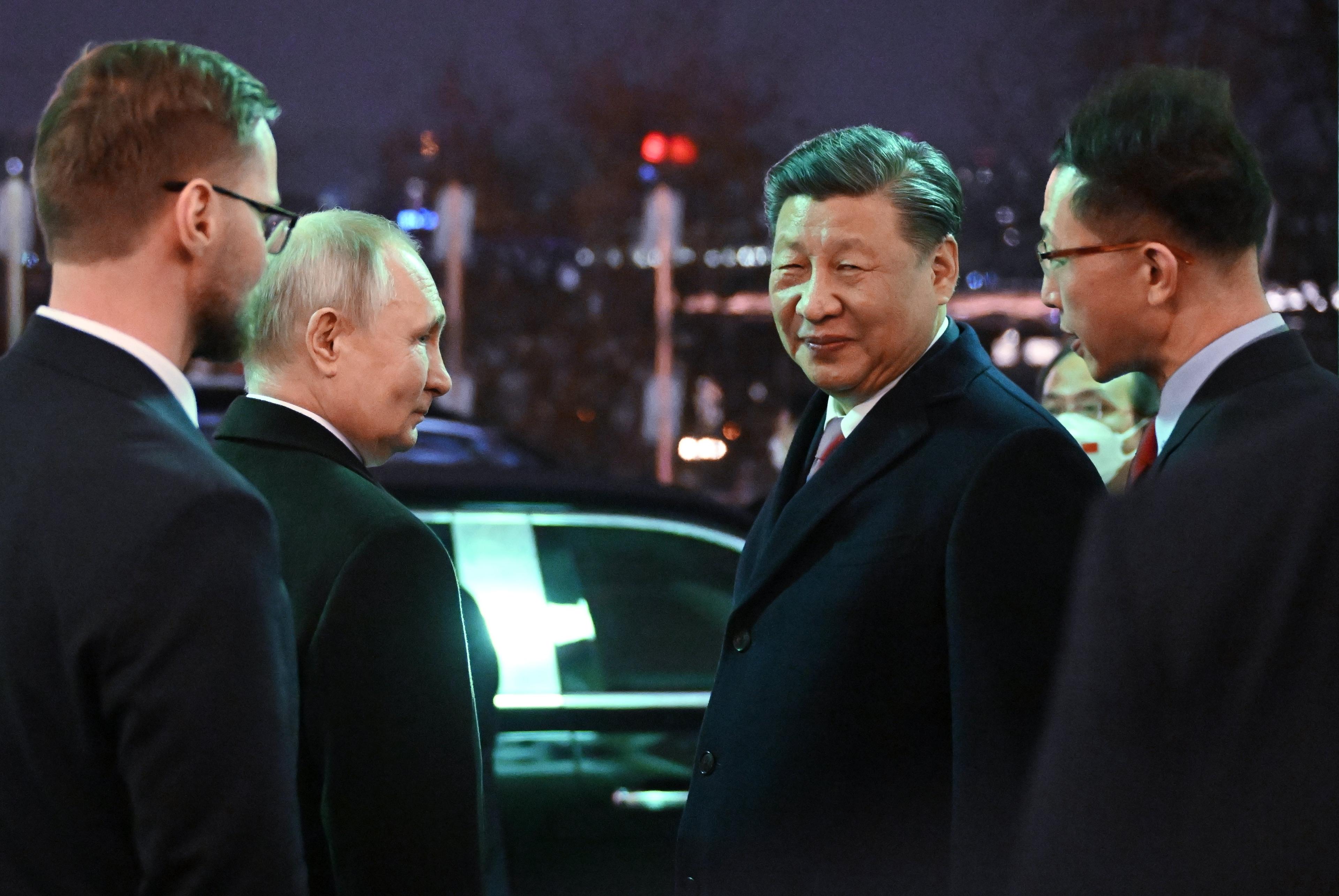 Xi i Putin żegnają się przed limuzyną Chińczyka