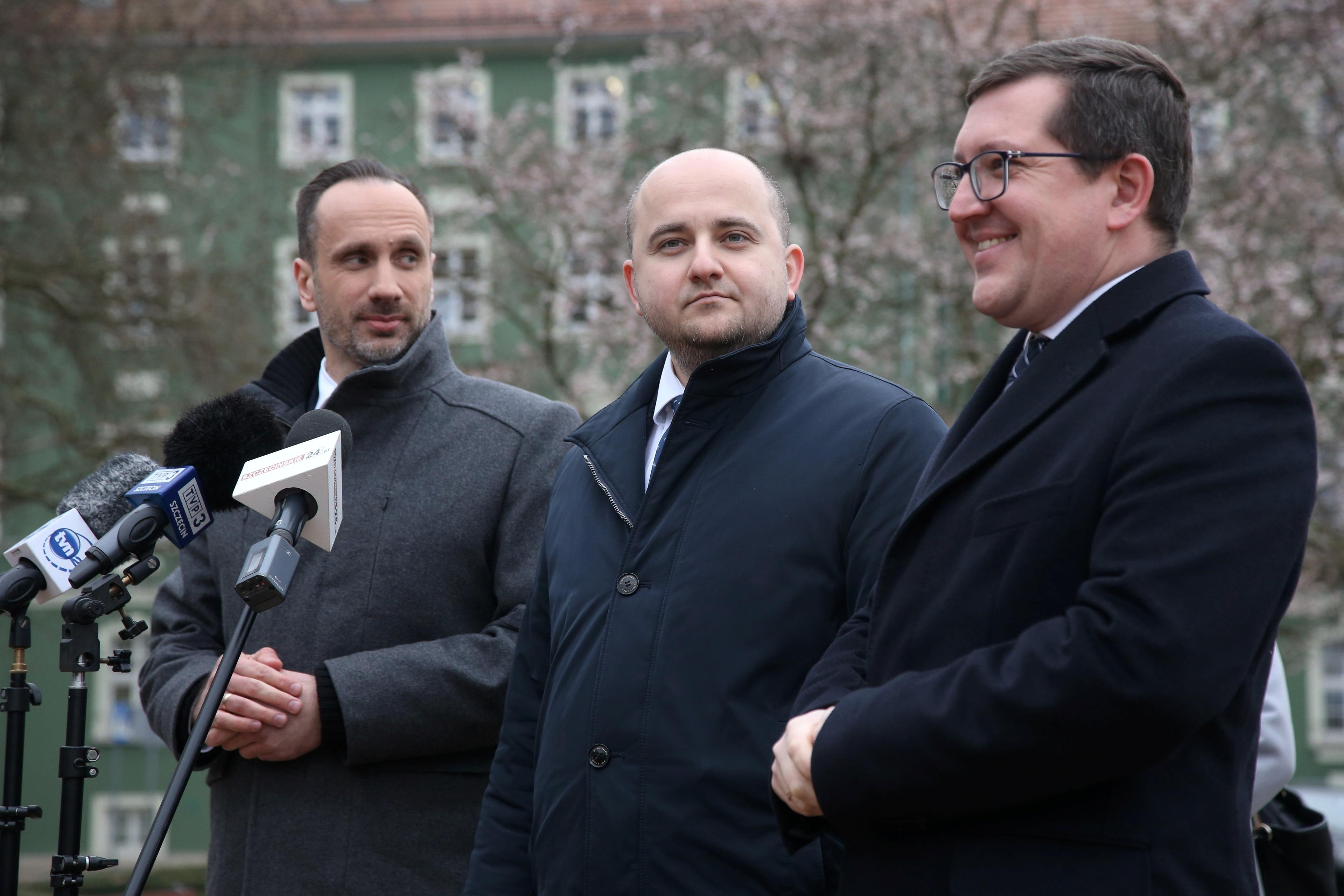 Dariusz Matecki, Janusz Kowalski i Mateusz Wagemann uczestniczą w konferencji prasowej