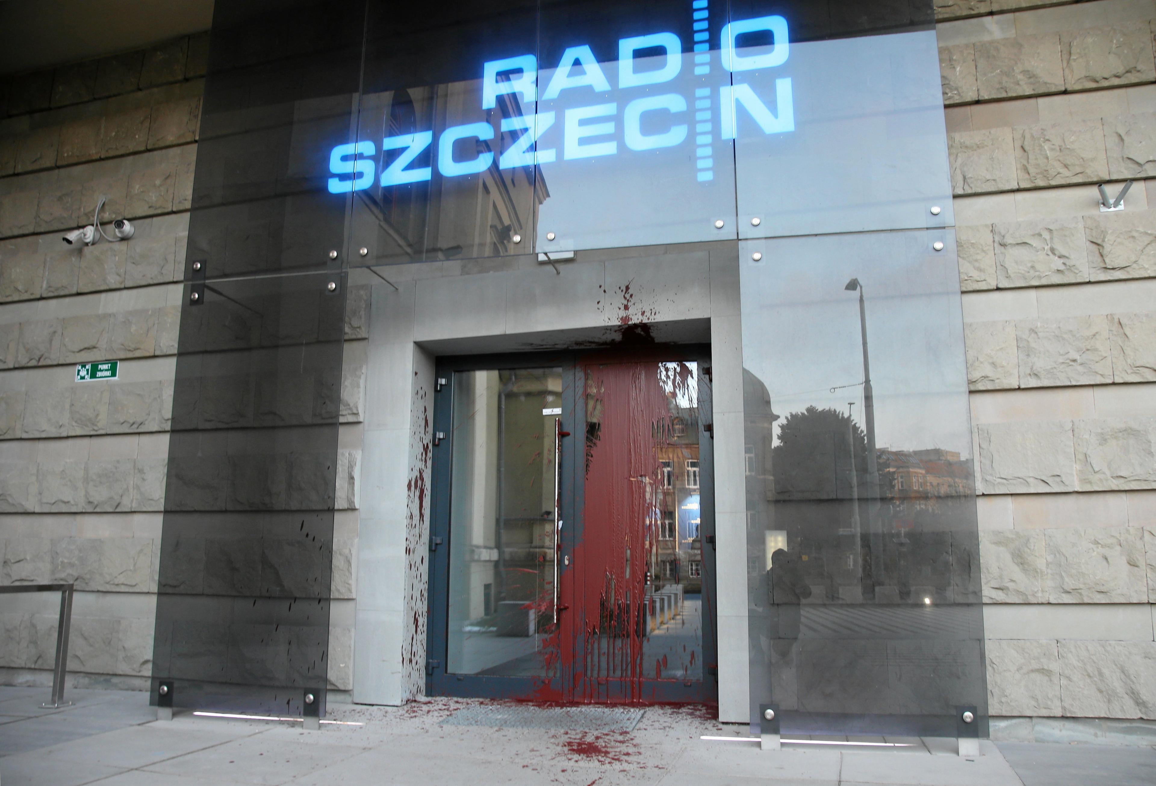 Drzwi z napisem Radio Szczecin oblane czerwoną farbą.