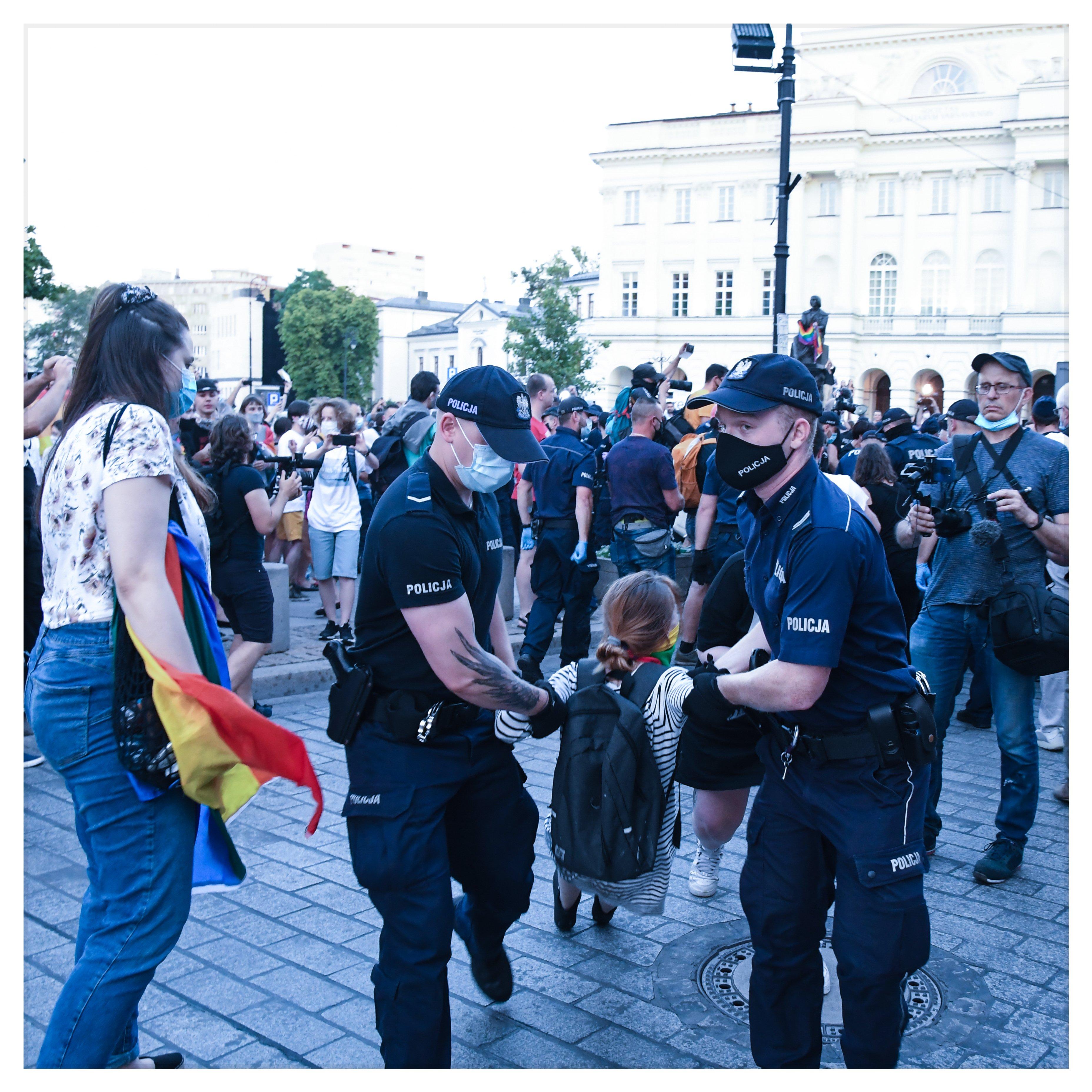 Na zdjęciu policja wynosi aktywistkę Angelikę Domańską