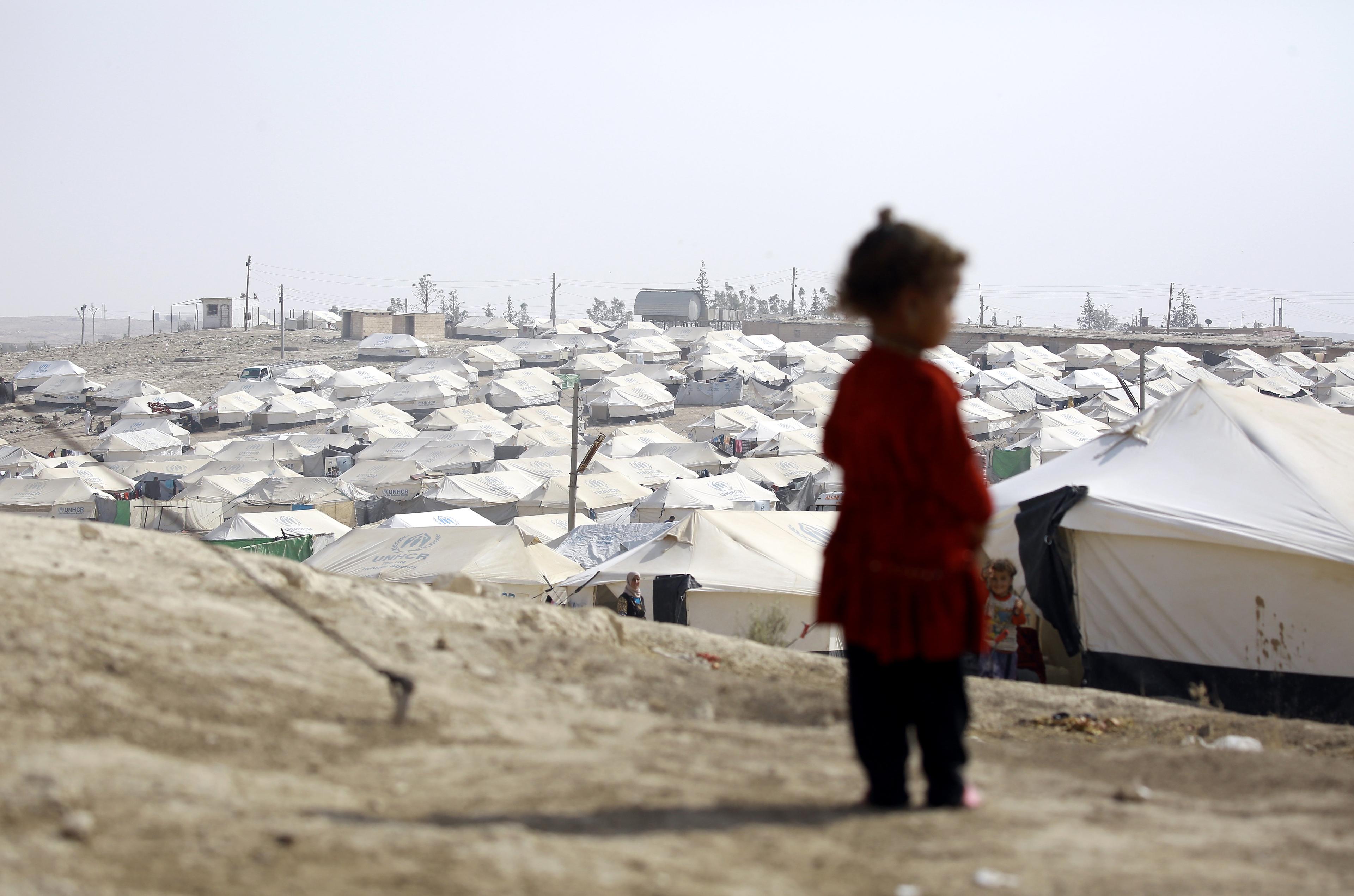 sylwetka dziecka na tle obozu z namiotami dla uchodźców