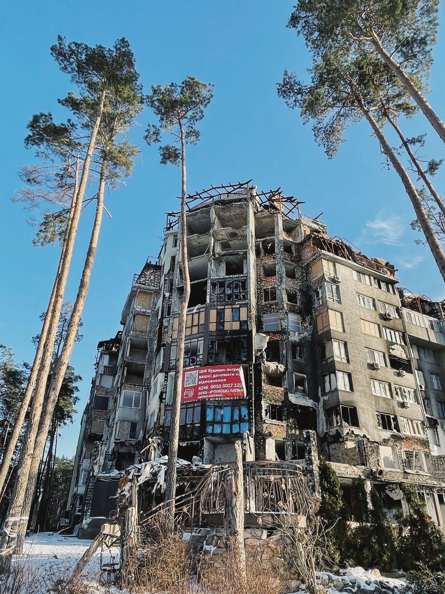 Zbombardowany apartamentowiec w Irpieniu