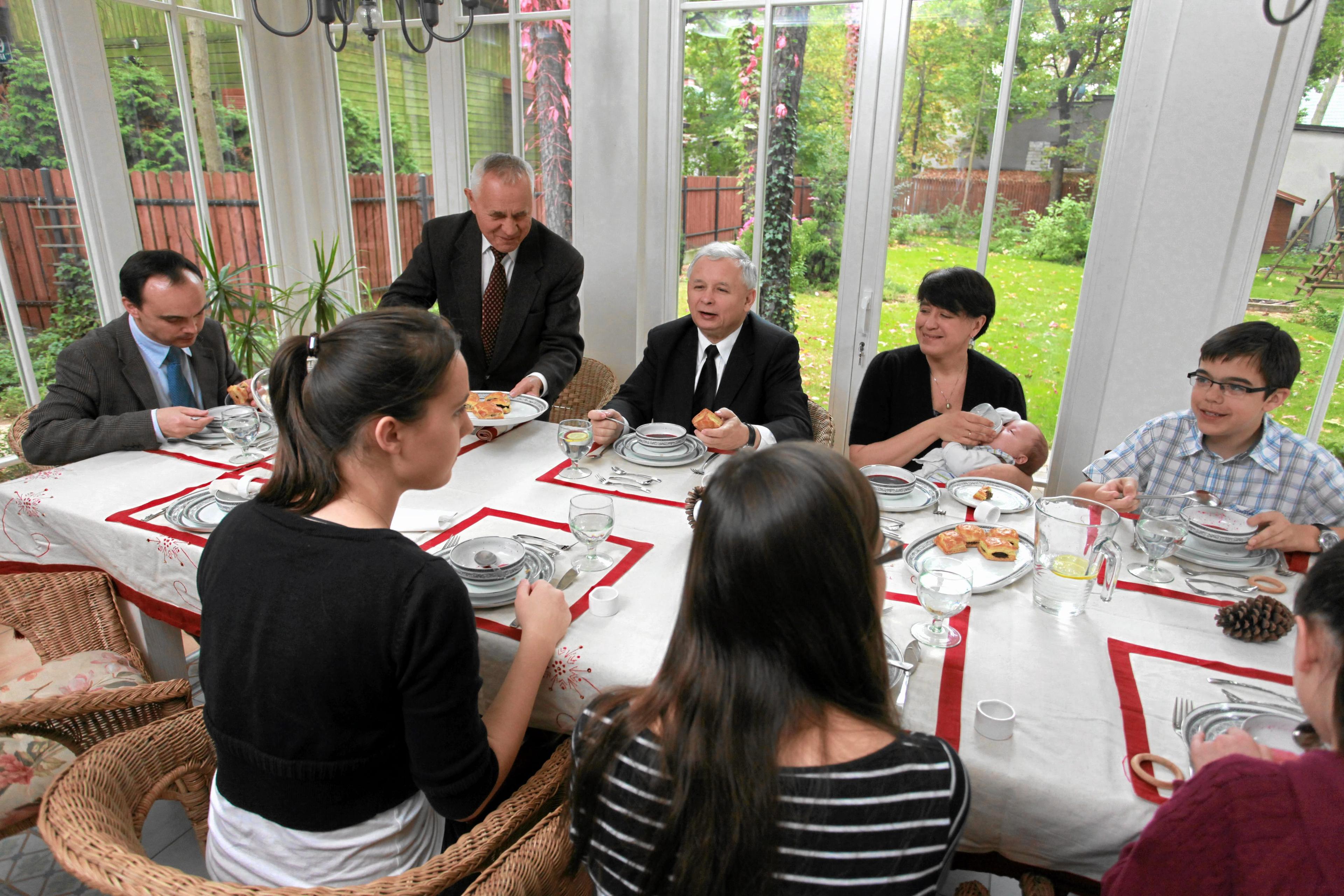 Dużo ludzi przy stole, w środku Jarosław Kaczyński
