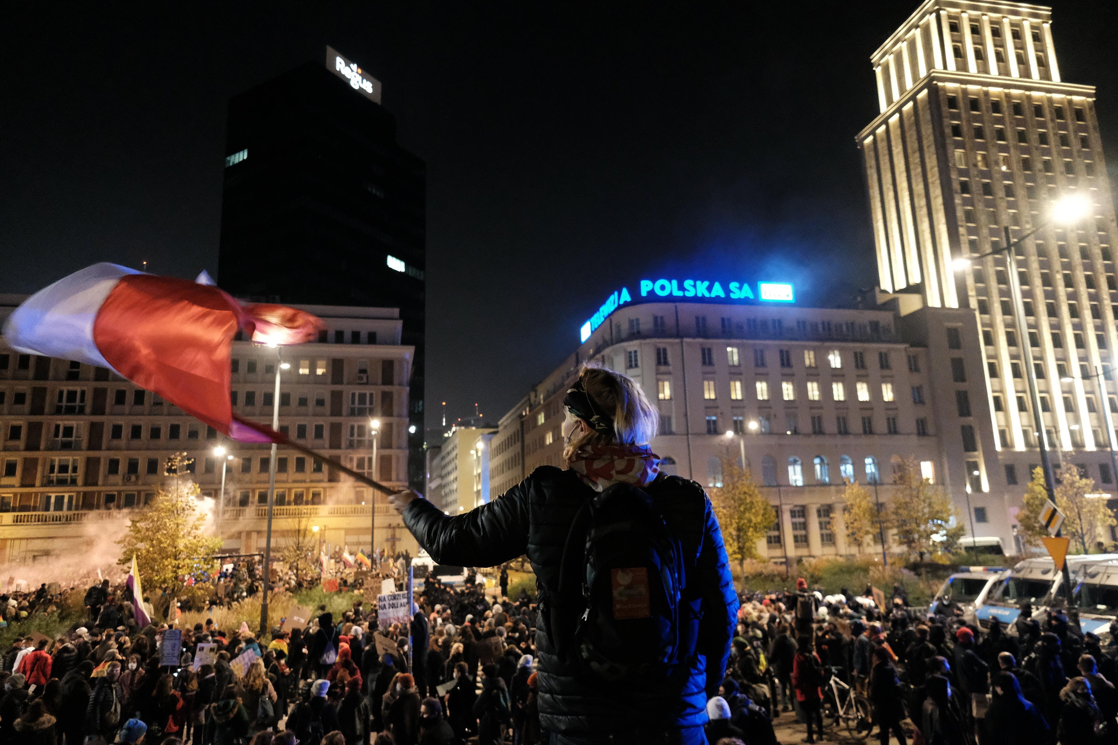 18.11.2020 Warszawa , plac Powstancow Warszawy . W zwiazku z otoczeniem Sejmu przez policje blokada Sejmu w czasie trwania posiedzenia zorganizowana przez Ogolnopolski Strajk Kobiet w zwiazku z zaostrzeniem prawa aborcyjnego zamienila sie w marsz .
Fot. Slawomir Kaminski / Agencja Wyborcza.pl