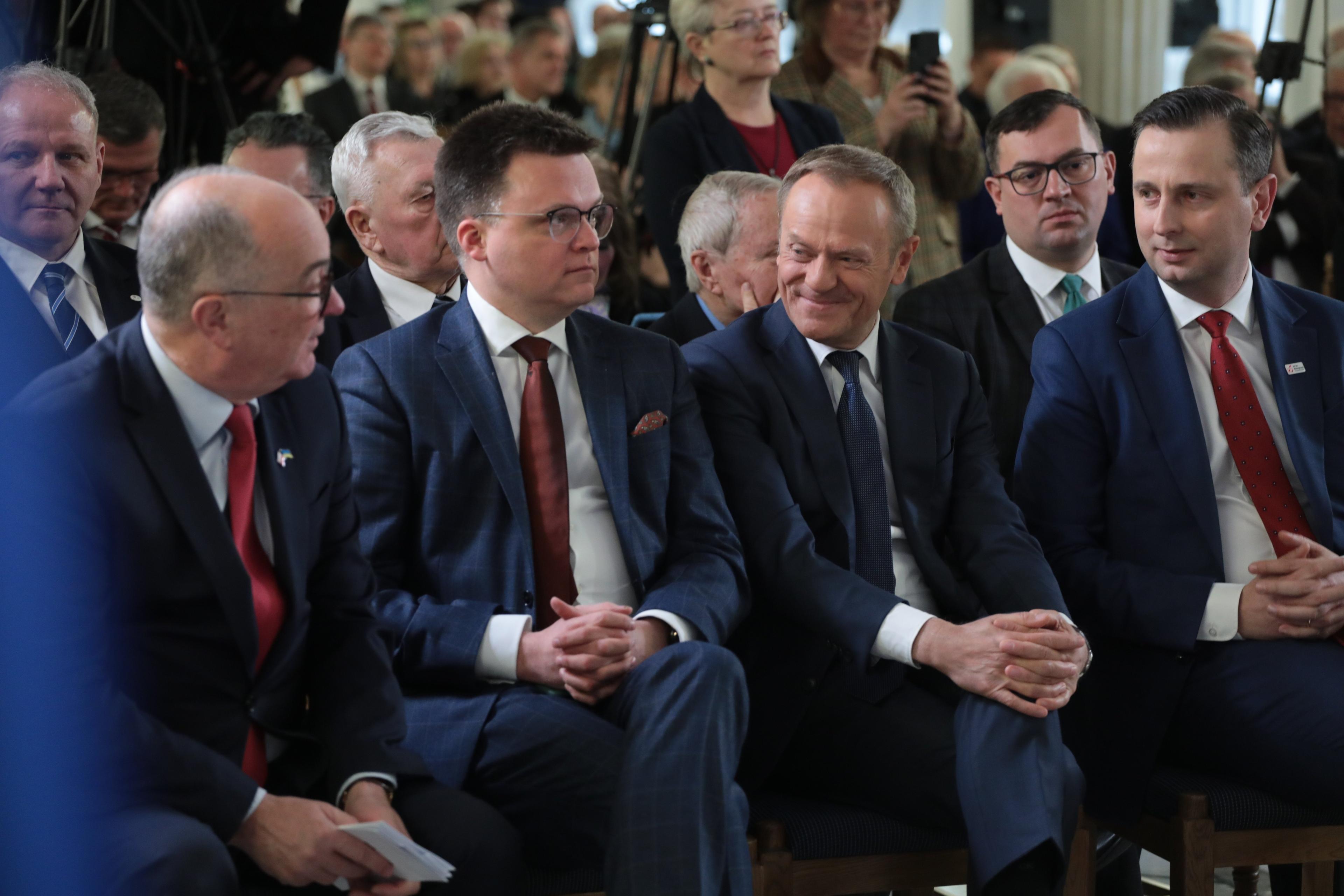 Siedzą i uśmiechają się do siebie Włodzimierz Czarzasty, Szymon Hołownia, Donald Tusk i Władysław Kosiniak-Kamysz