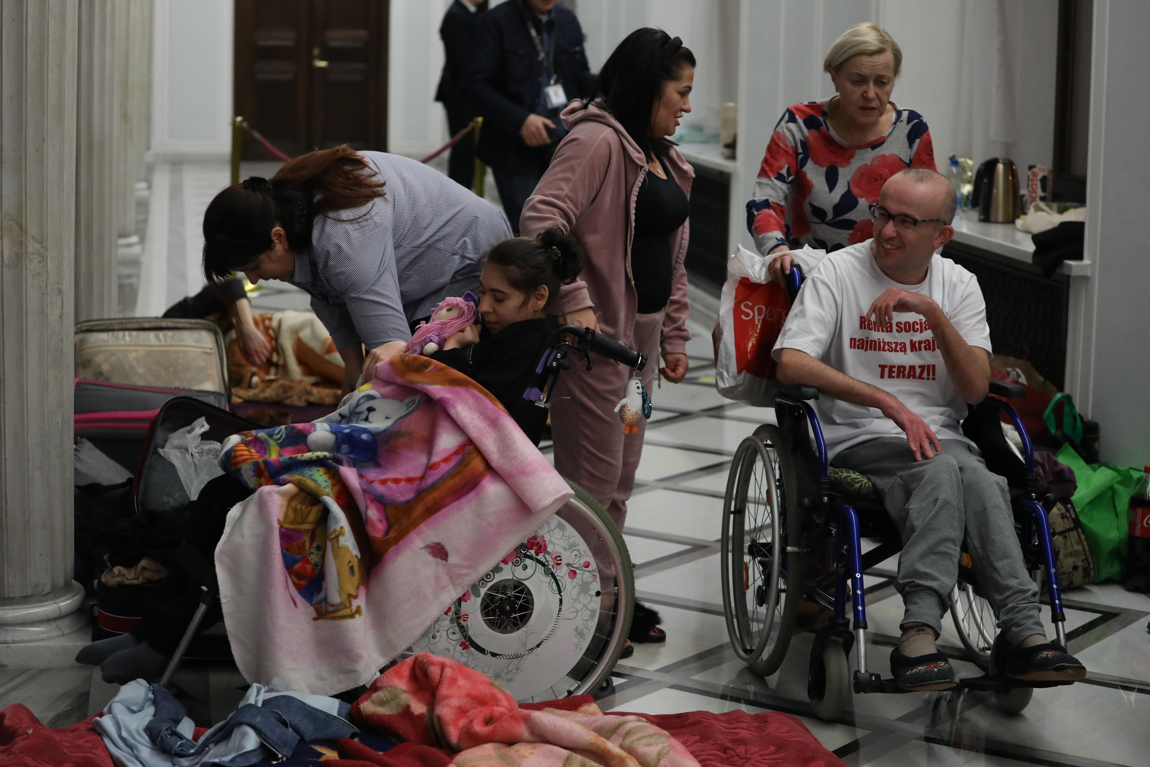 Osoby z niepełnosprawnościami protestują w Sejmie