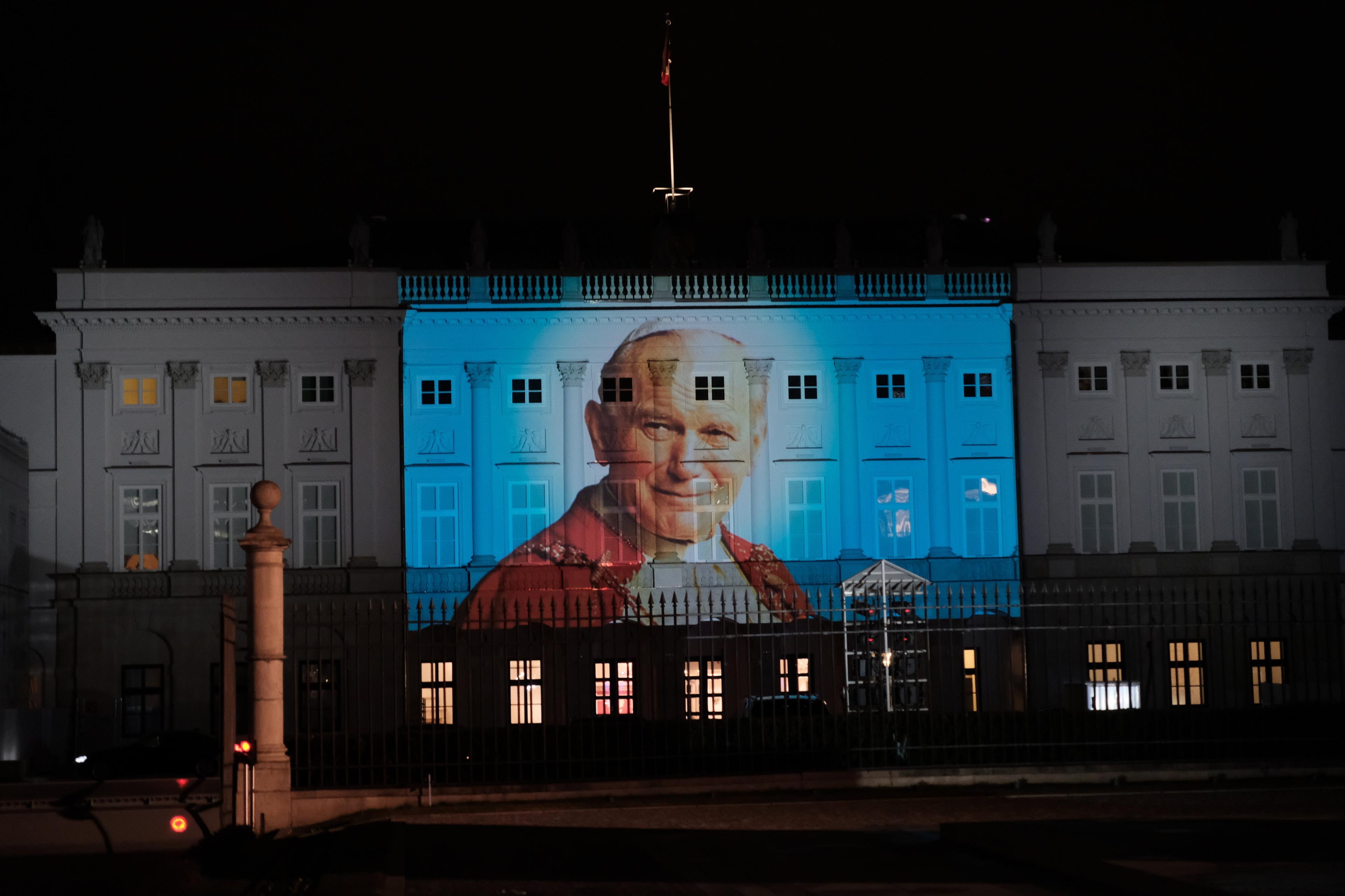 Portret Jana Pawła II wyświetlony wieczorem na elewacji Pałacu Prezydenckiego w Warszawie