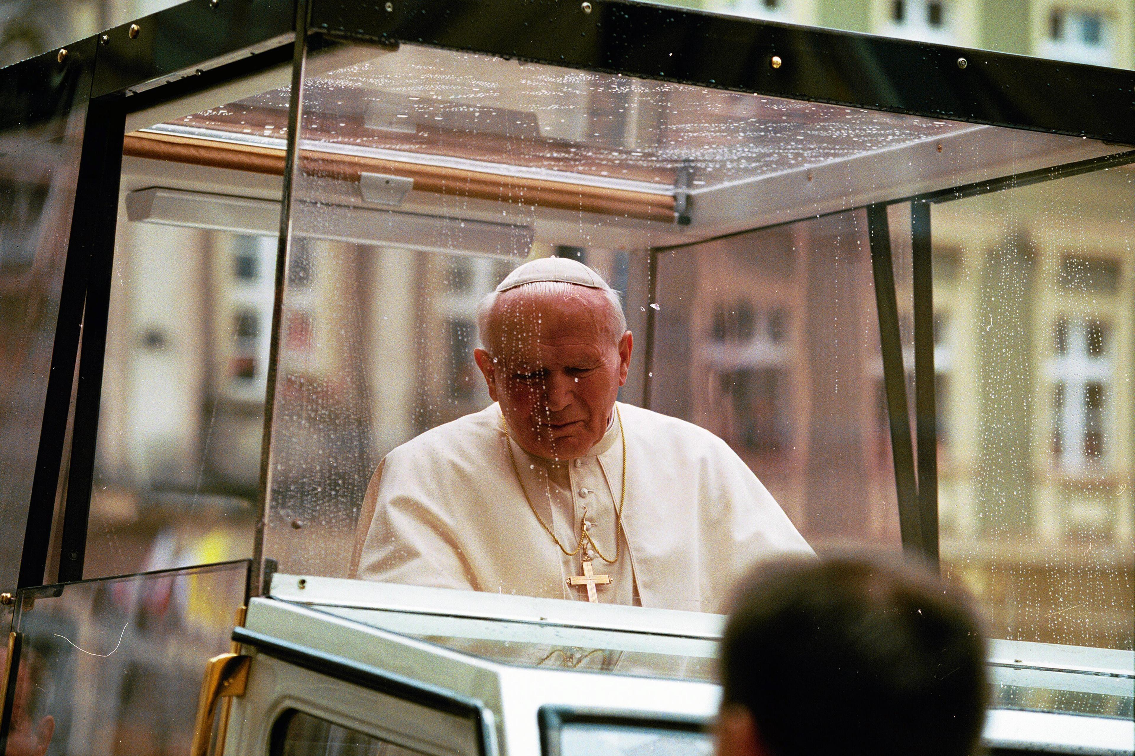 Papież Jan Paweł II w papamobile