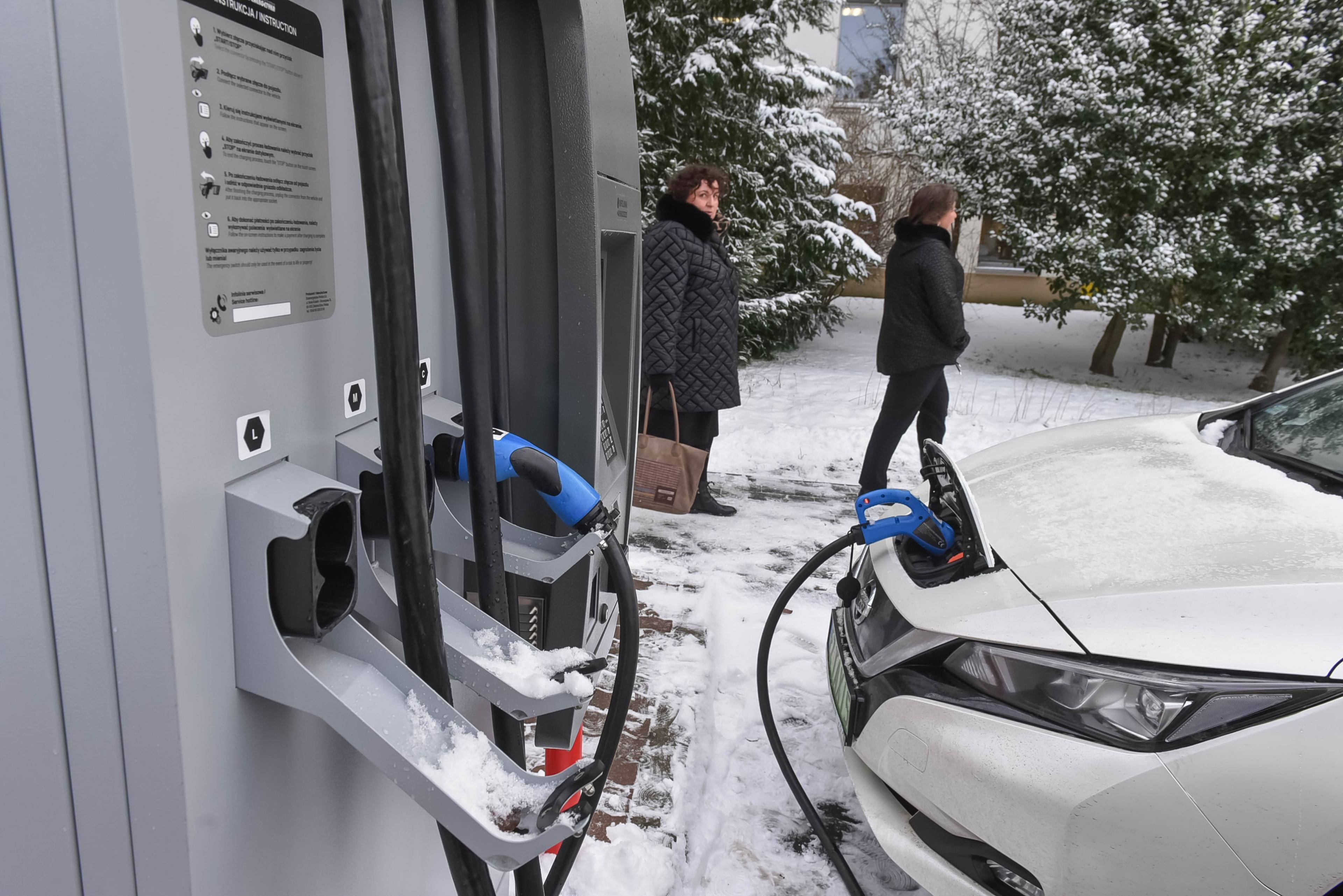Stacja ladowania samochodów elektrycznych w Zielonej Górze, zimowy, śnieżny dzień, ładuje się Nissan Leaf