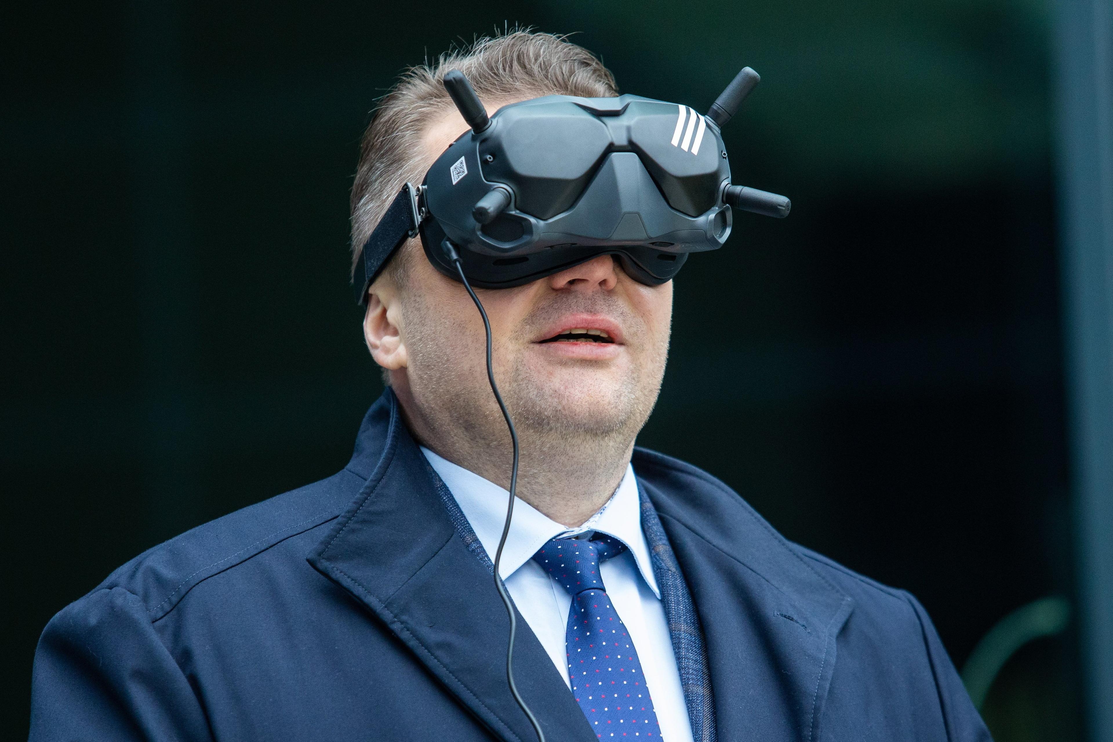 Na zdjęciu minister edukacji Przemysław Czarnek testujący technologię VR