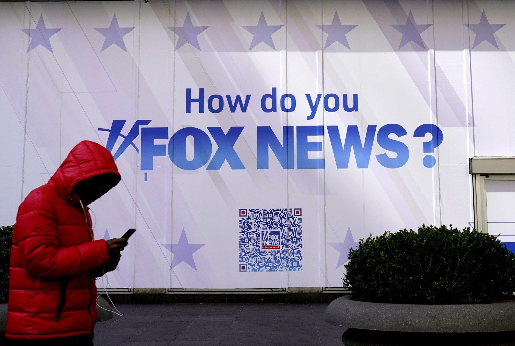 Napis na budynku siedziby Fox News "How du you FOX NEWS"