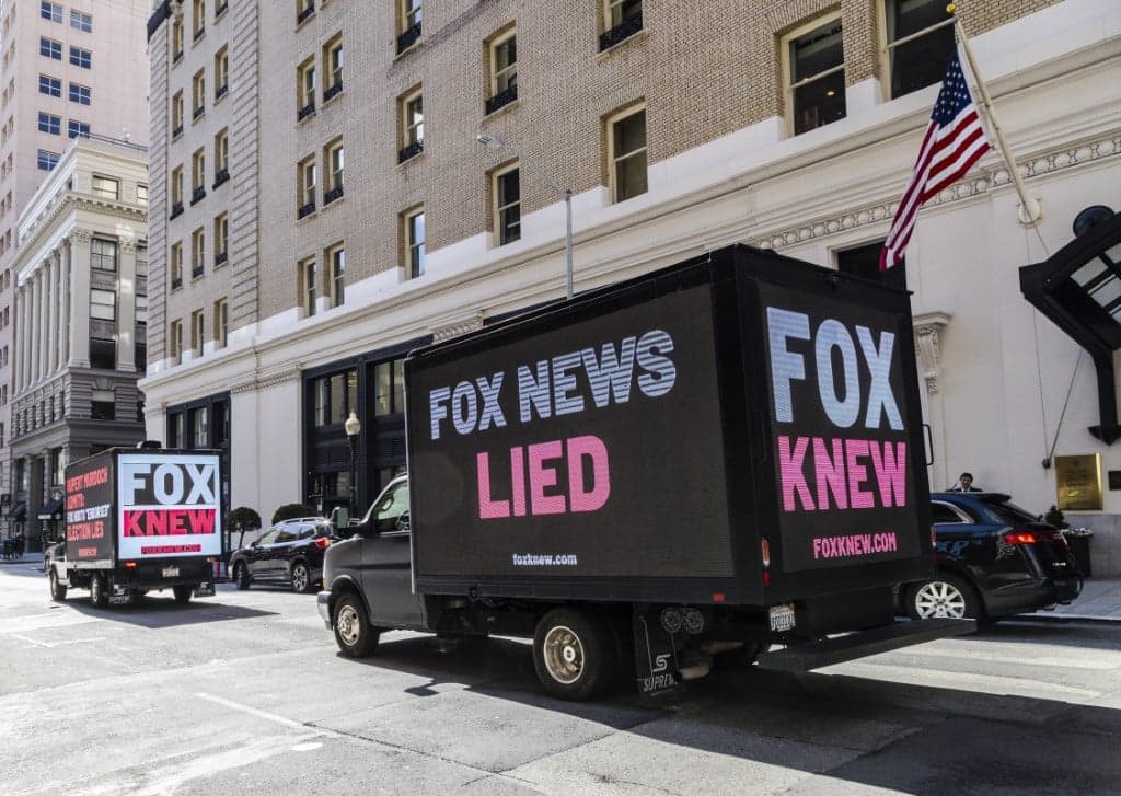 Półciężarówka z napisem FOX NEWS KŁAMAŁO