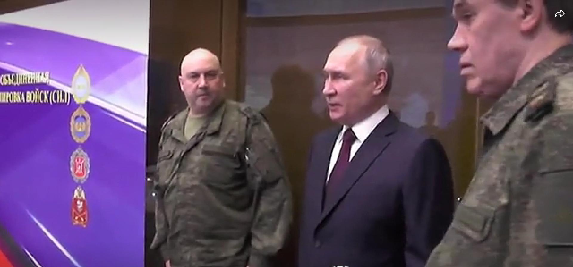 Putin w garniturze, miedzy wojskowymi
