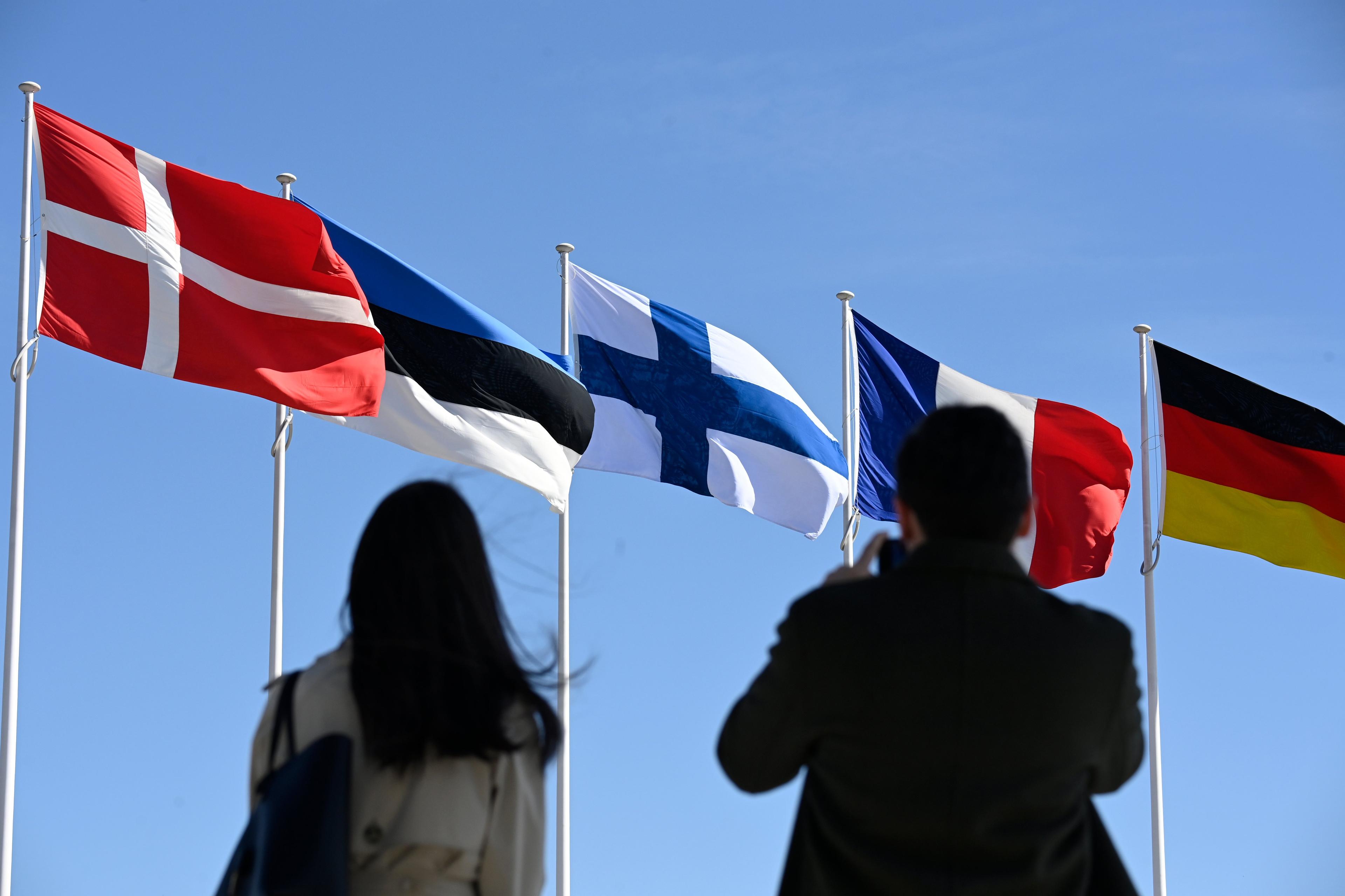 Flaga Finlandii obok innych flag krajów NATO, od lewej: Danii, Estonii, Francji oraz Niemiec
