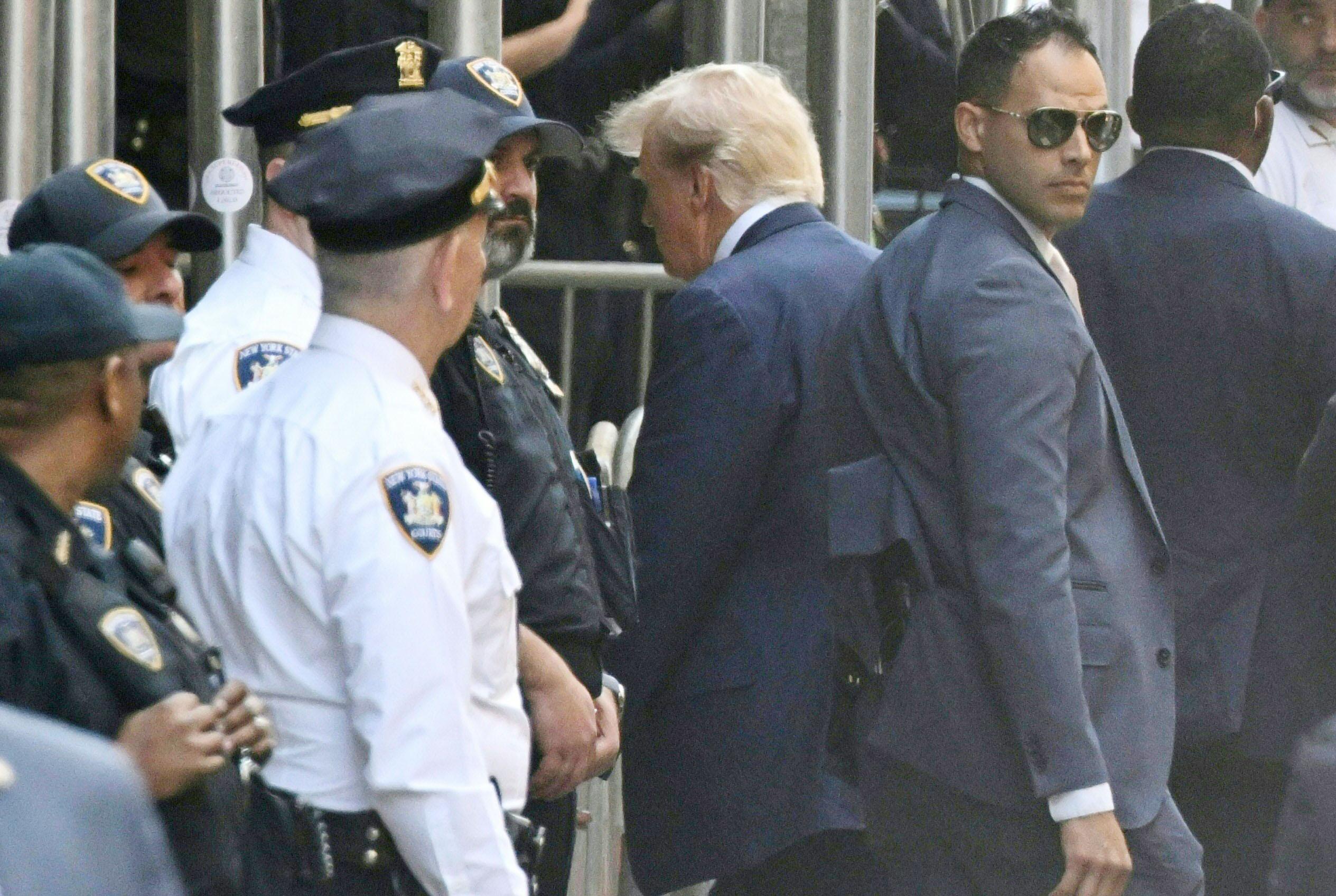 Donald Trump wchodzi do budynku sądu w otoczeniu policji i ochrony