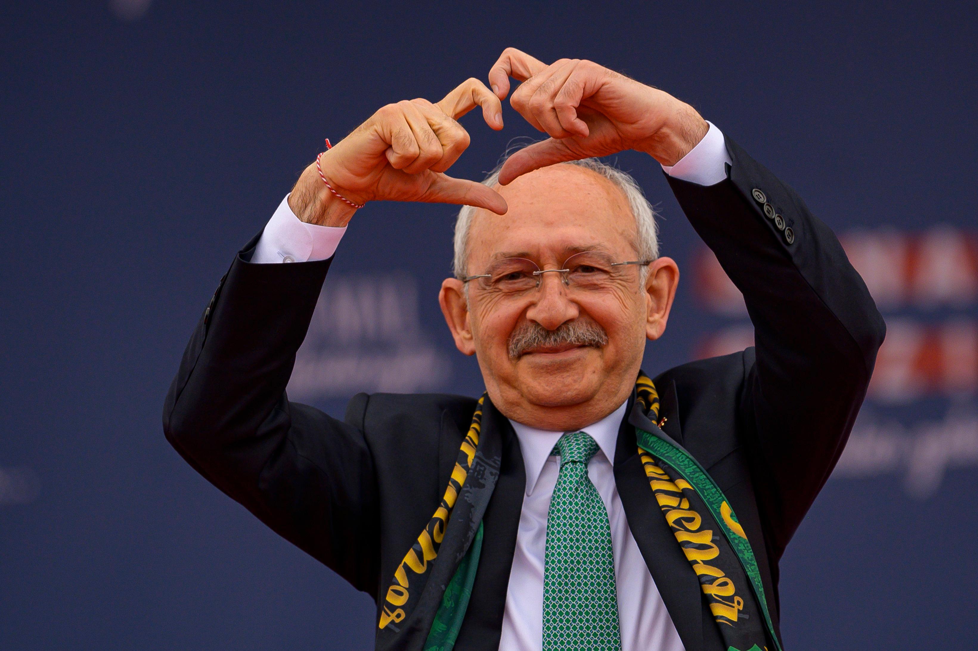 Kandydat opozycji w wyborach w Turcji pokazuje palcami znak serca na spotkaniu wyborczym.