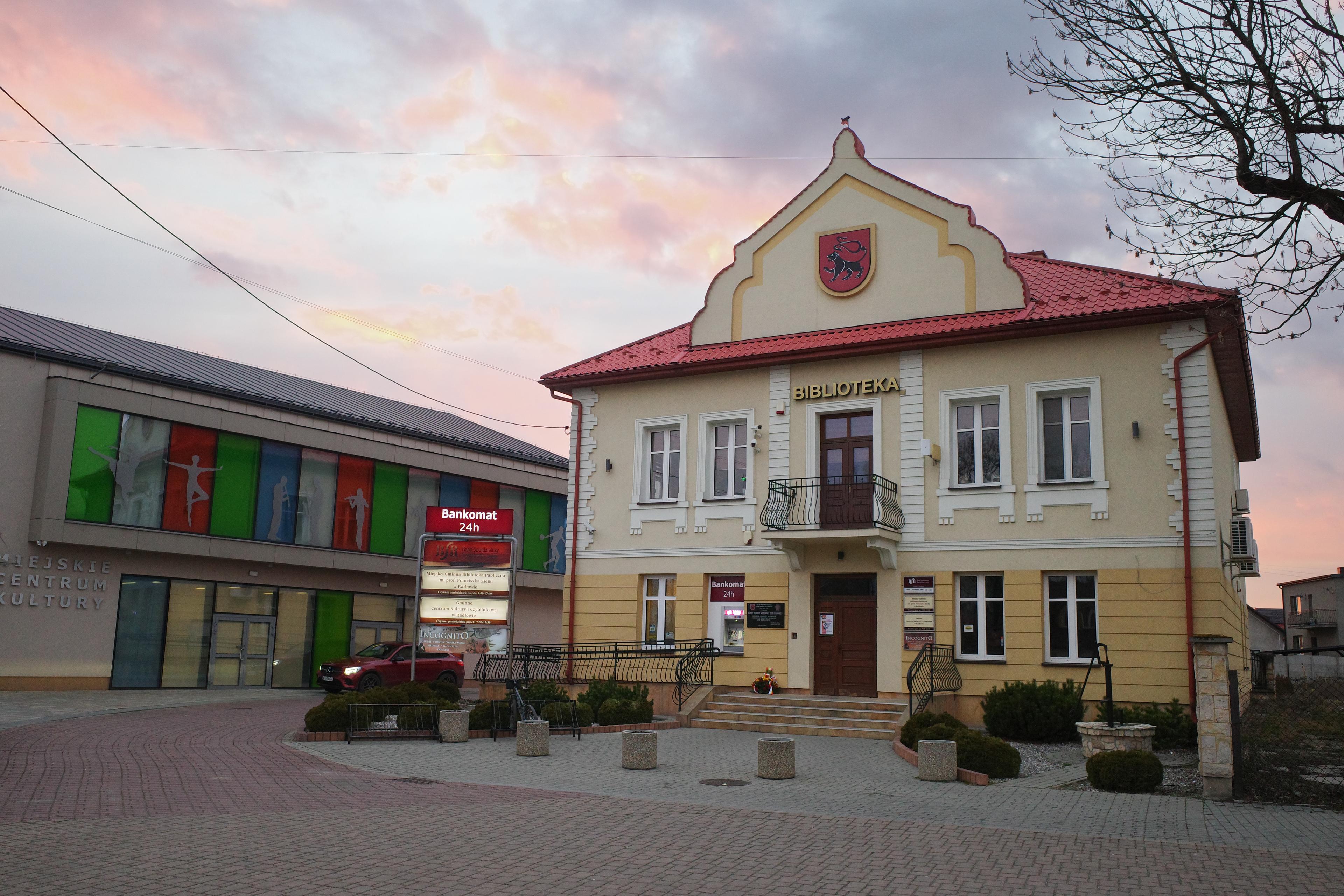 widok na bibliotekę i centrum rekreacji w Radłowie