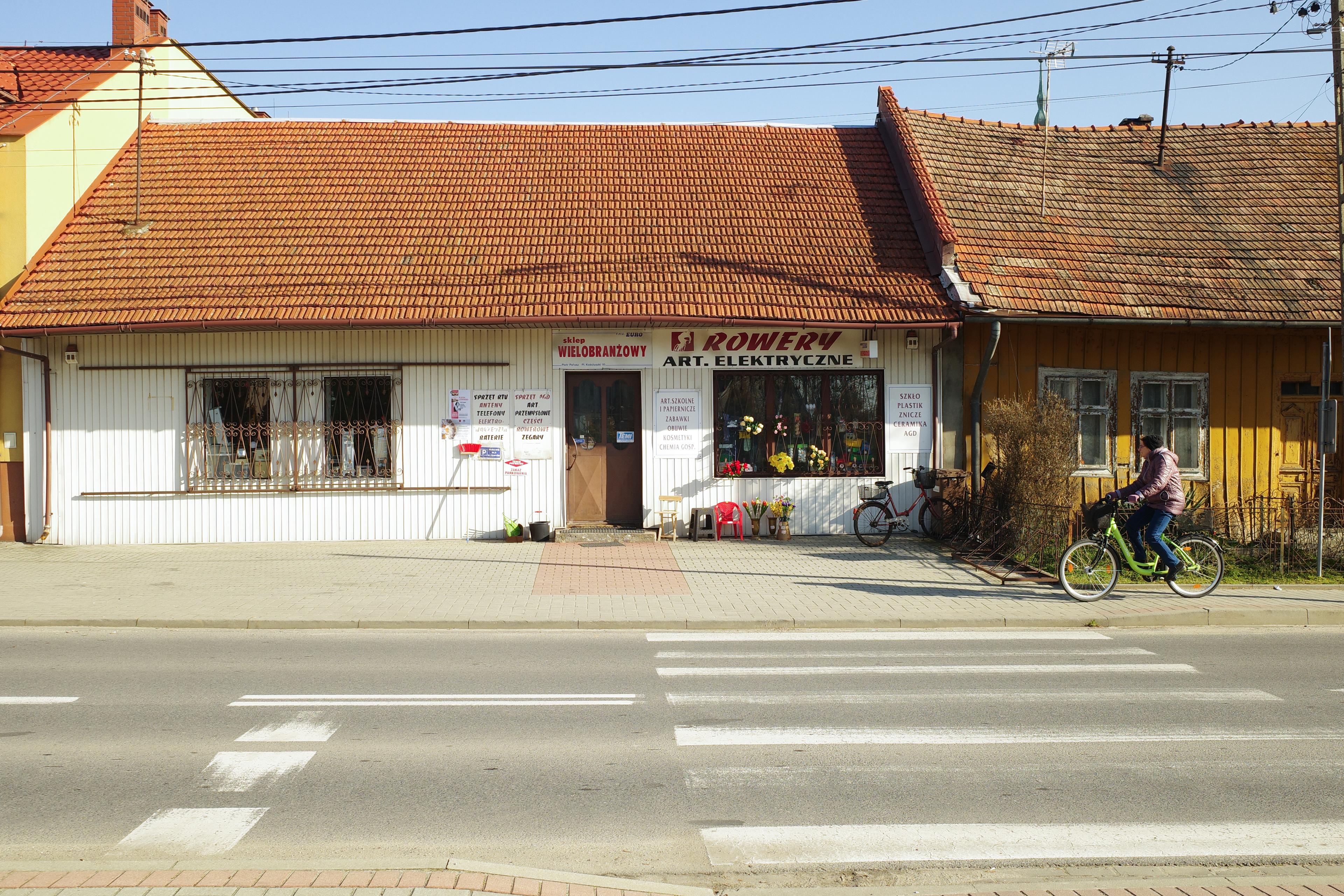 ulica w Radłowie ze sklepem wielobranżowym. "Rowery, art. elektryczne"