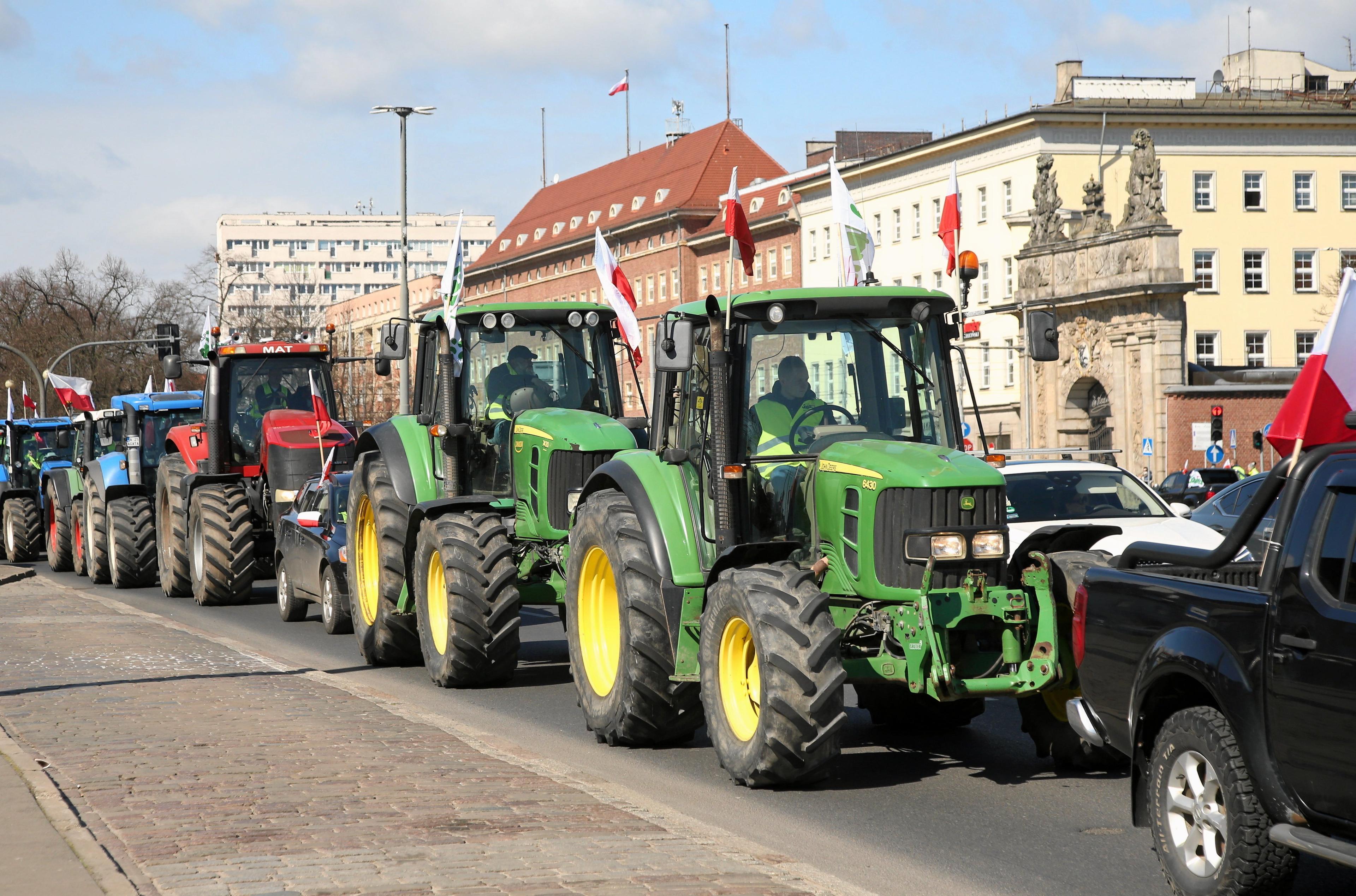 Ciągniki rolnicze blokują ulicę w Szczecinie. Protest rolników. Zakaz importu zboża.