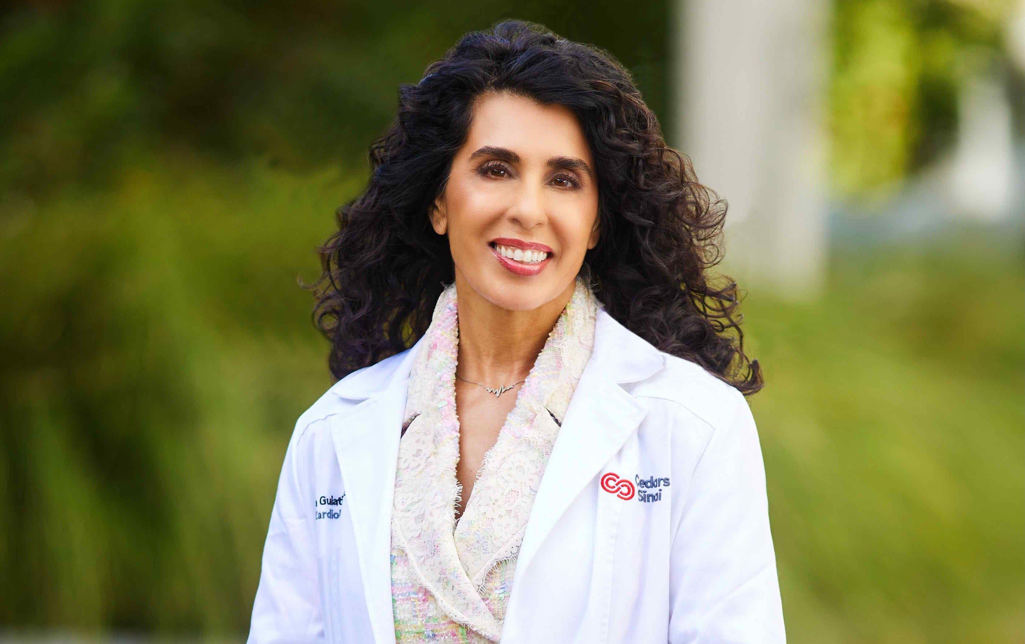 Portret dr Marthy Gulati w lekarskim kitlu