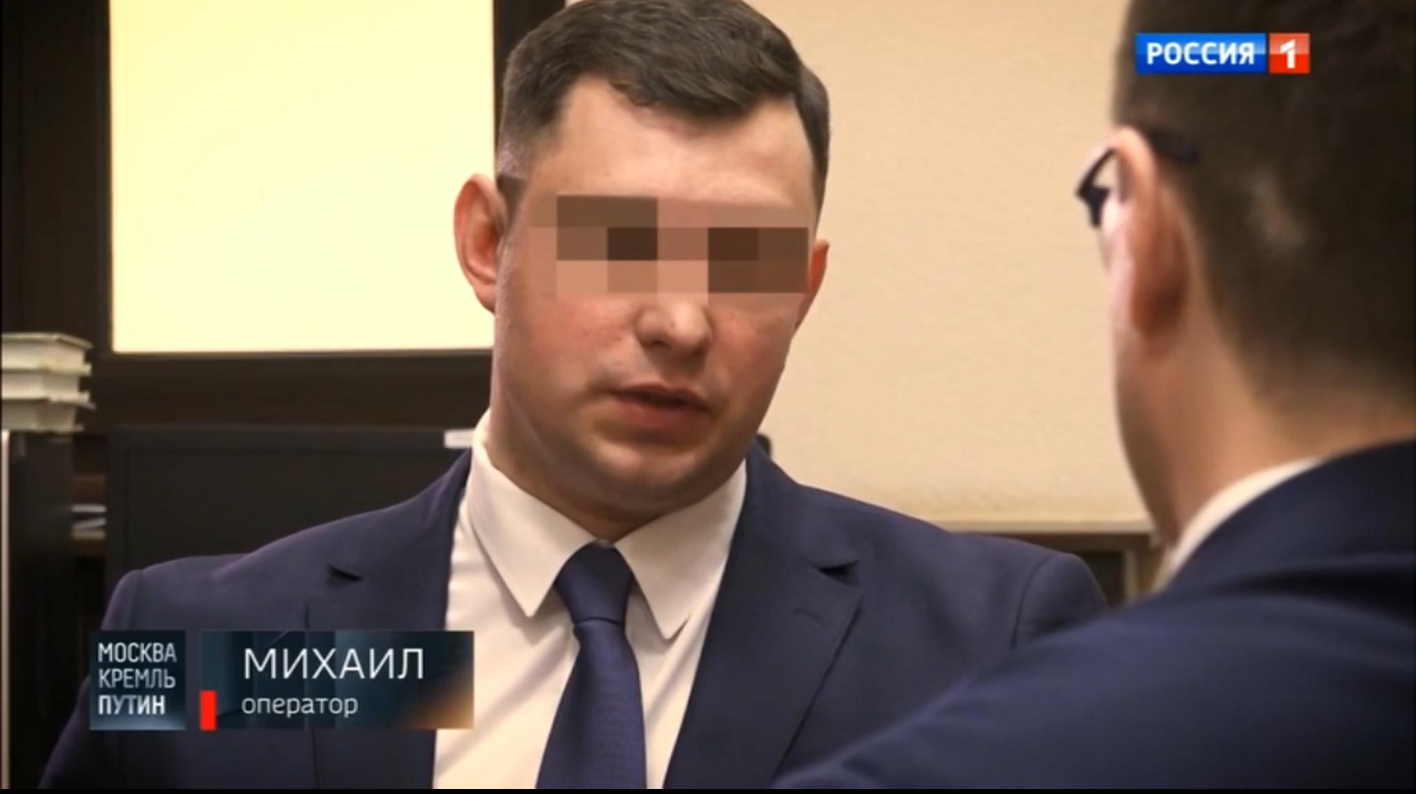 Rozmawiają dwaj męzczyźni. Siedzacy przodem ma zamazaną połowę twarzy