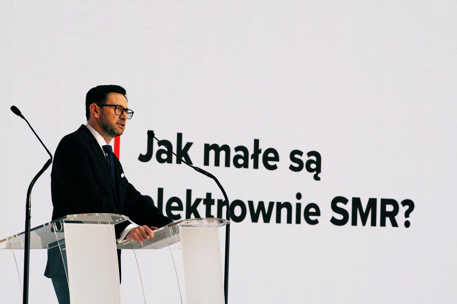 Prezes Orlenu Daniel Obajtek na tle napisu: jak małe są elektrownie SMR?