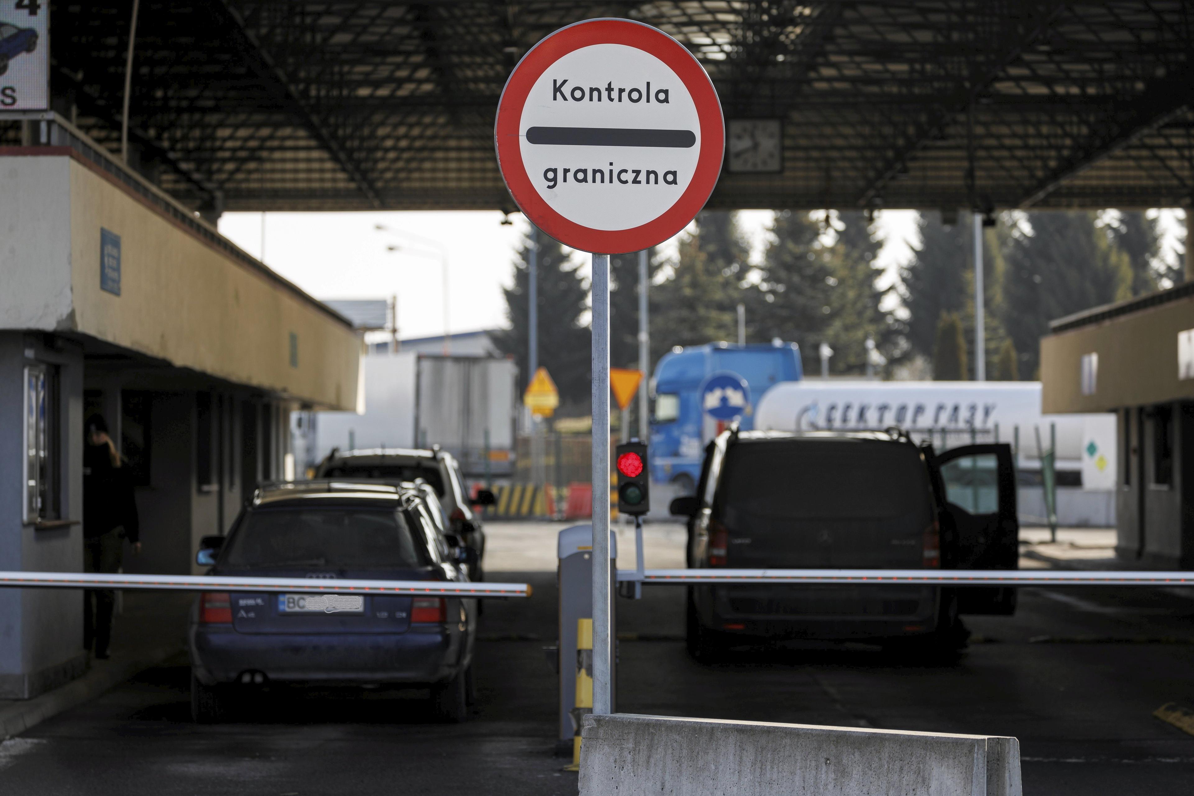 Samochód na ukraińskiej (częsciowo zamazanej ) rejestracji wyjeżdżający z Polski na granicy