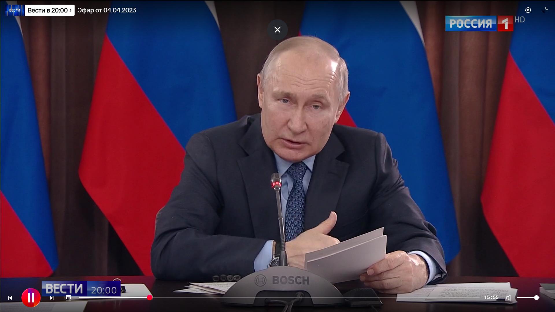 Męzcżyzna w garniturze (Putin) mówi do mikrofonu marki BOSH