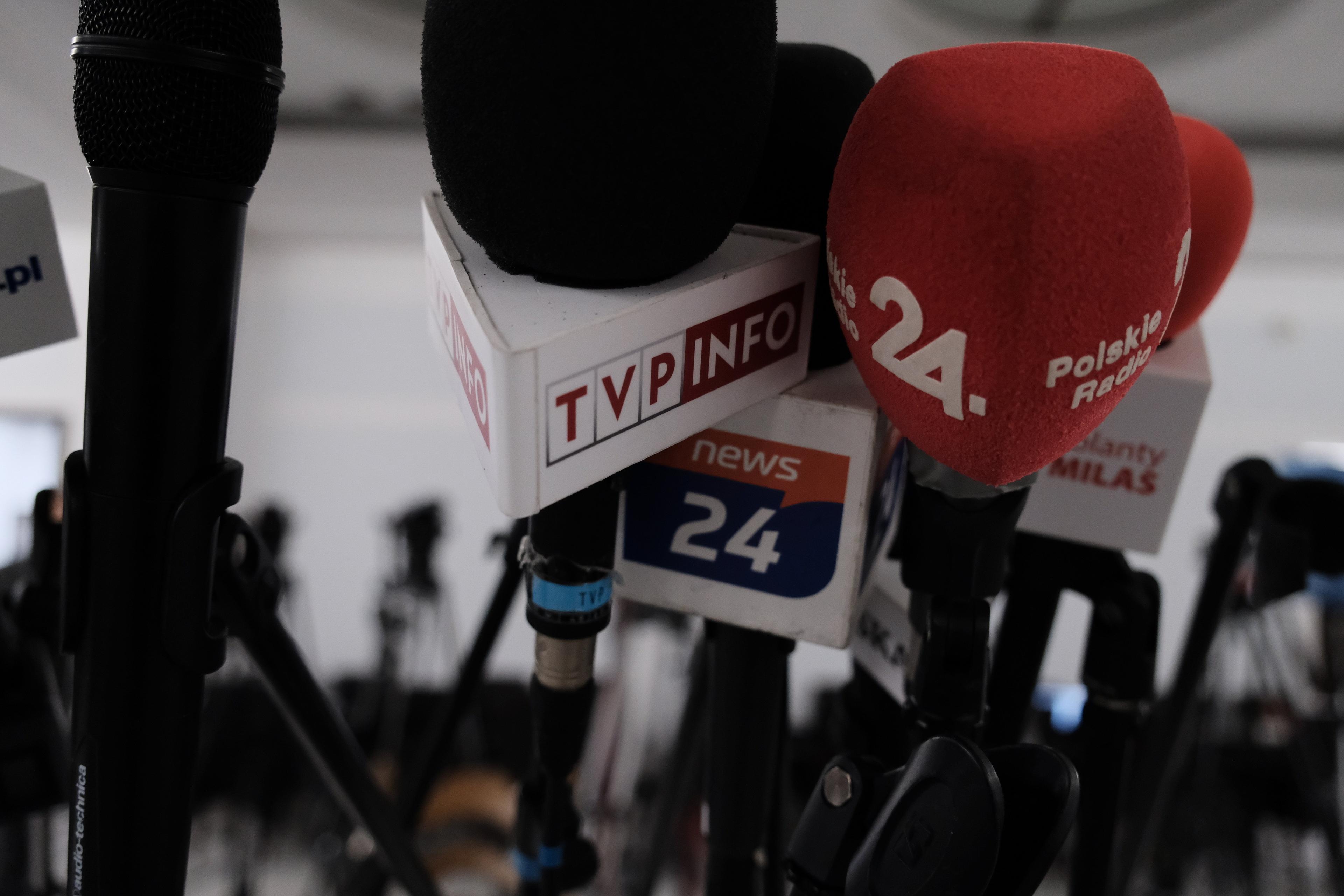 Mikrofony reporterów TVP Info, Polskiego Radia i Polsat News