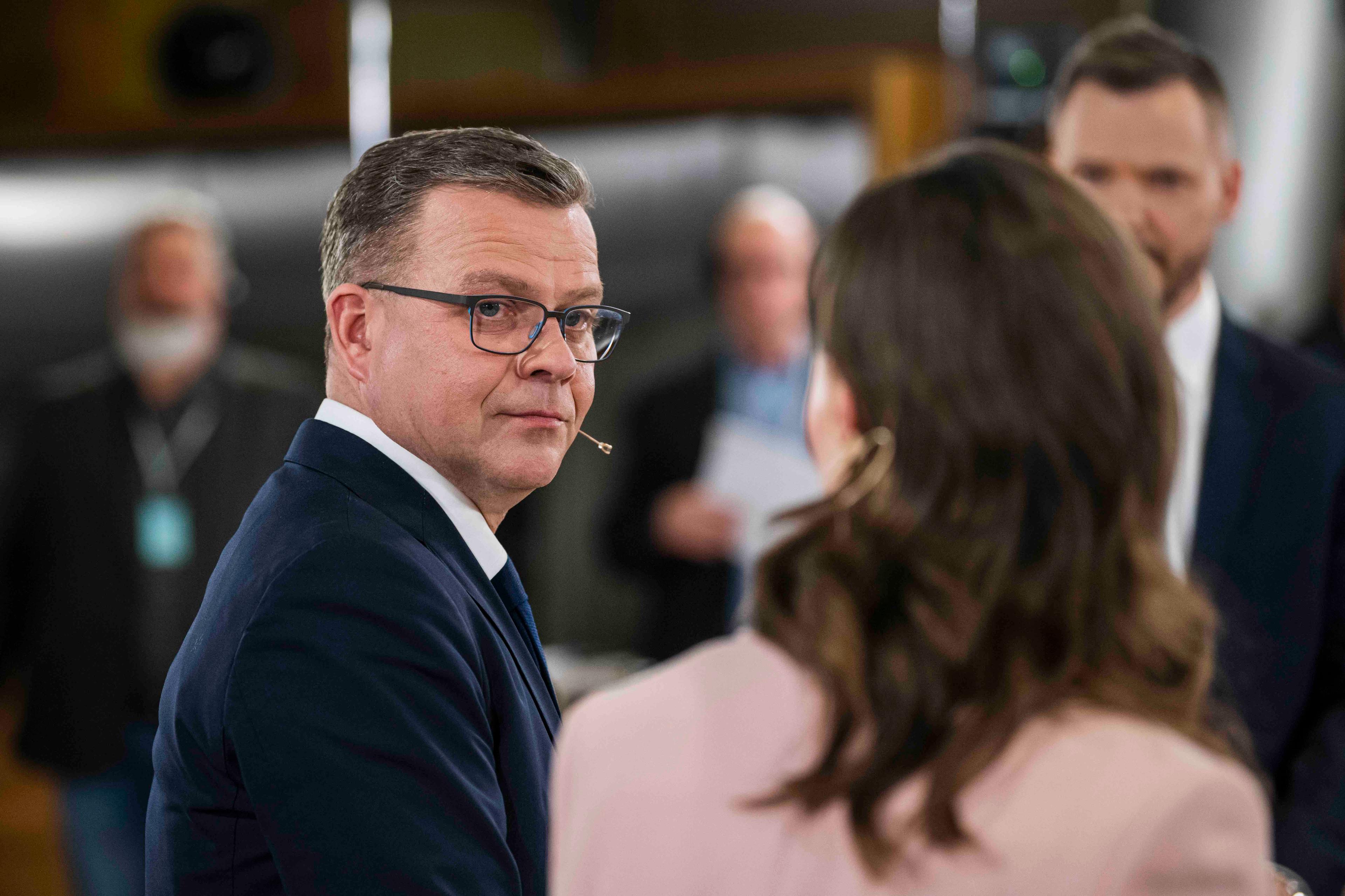 Przewodniczący Partii Koalicji Narodowej Petteri Orpo spogląda na przewodniczącą Partii Socjaldemokratycznej SDP i premierkę Finlandii Sannę Marin. Wybory w Fonlandii