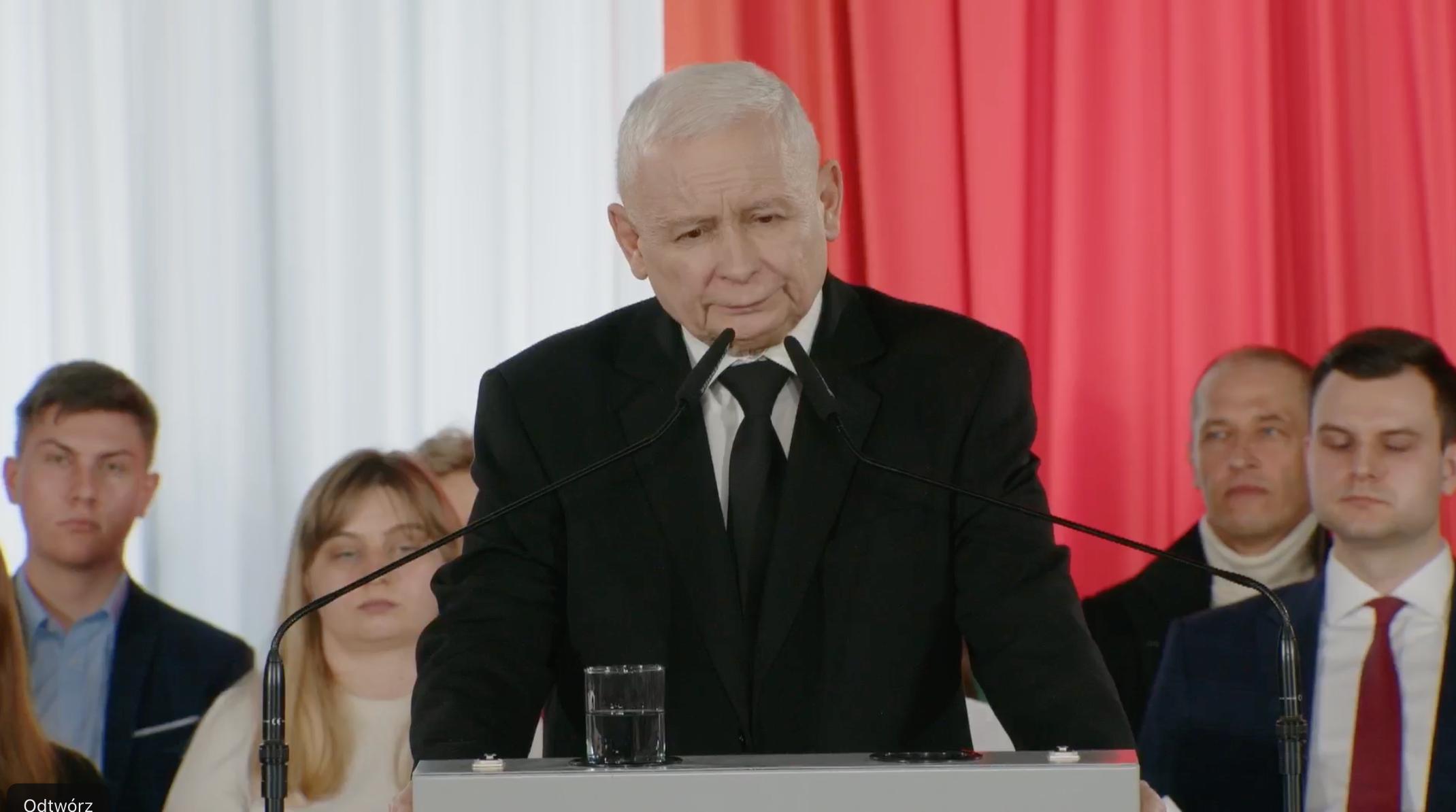 Jarosław Kaczyński podczas konferencji o polskim rolnictwie, w tle wielka flaga Polski