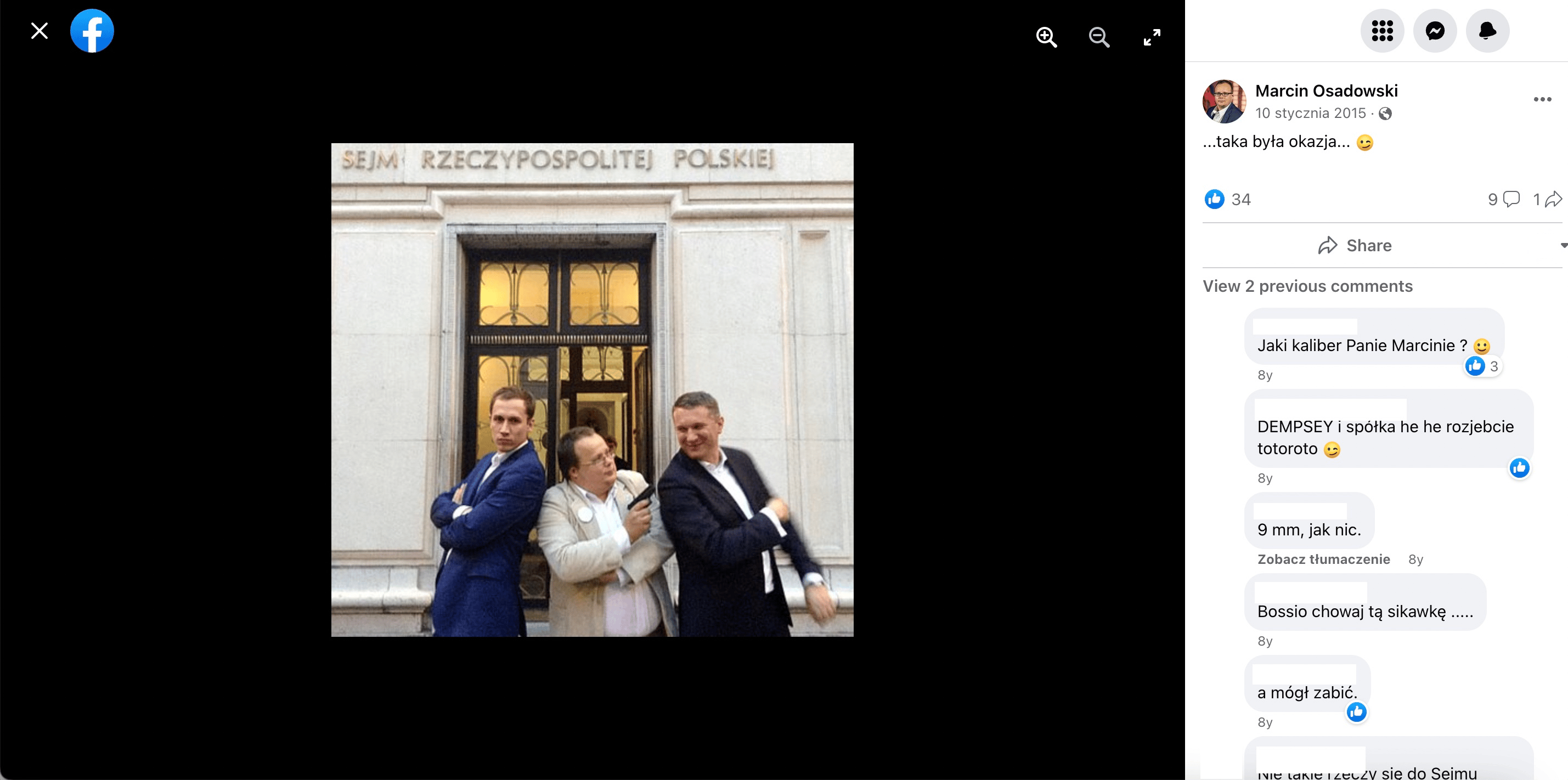 Konrad Berkowicz, Marcin Osadowski (z pistoletem w dłoni) i Przemysław Wipler pozują na tle Sejmu.