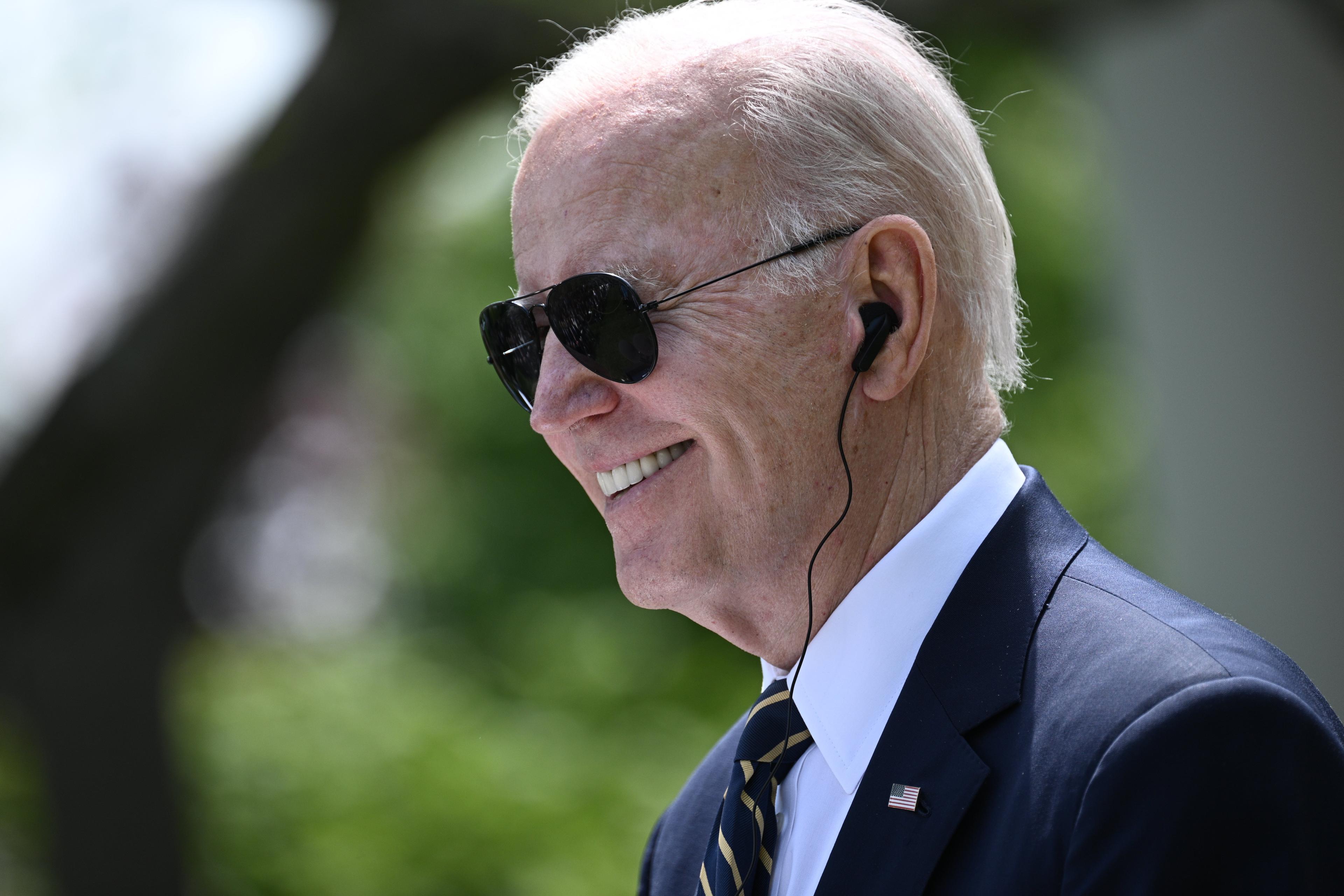 Uśmiechnięty Joe Biden w okularach przeciwsłonecznych