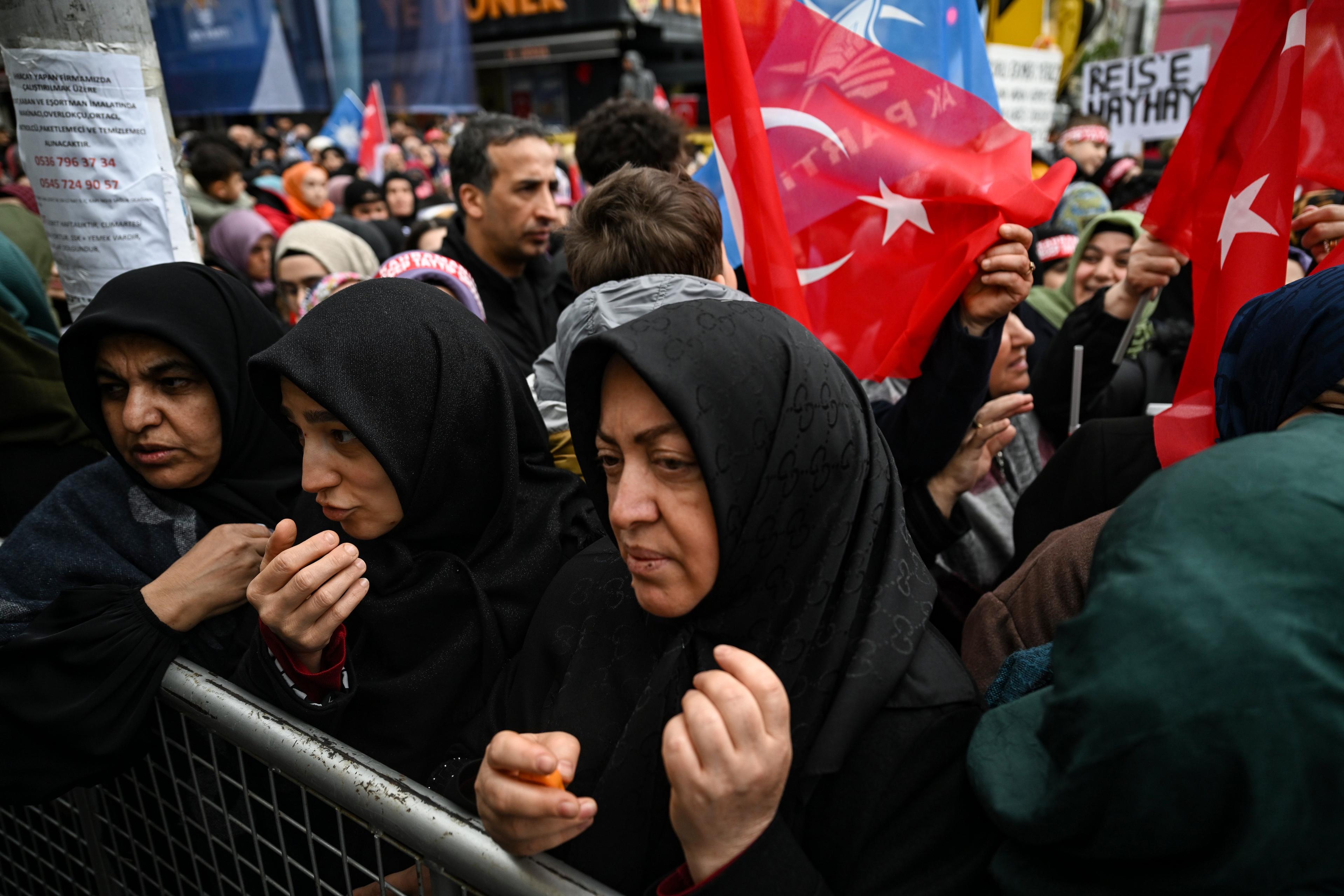 Kobiety w ciemnych chustachtloczą się na wiecu Erdogana