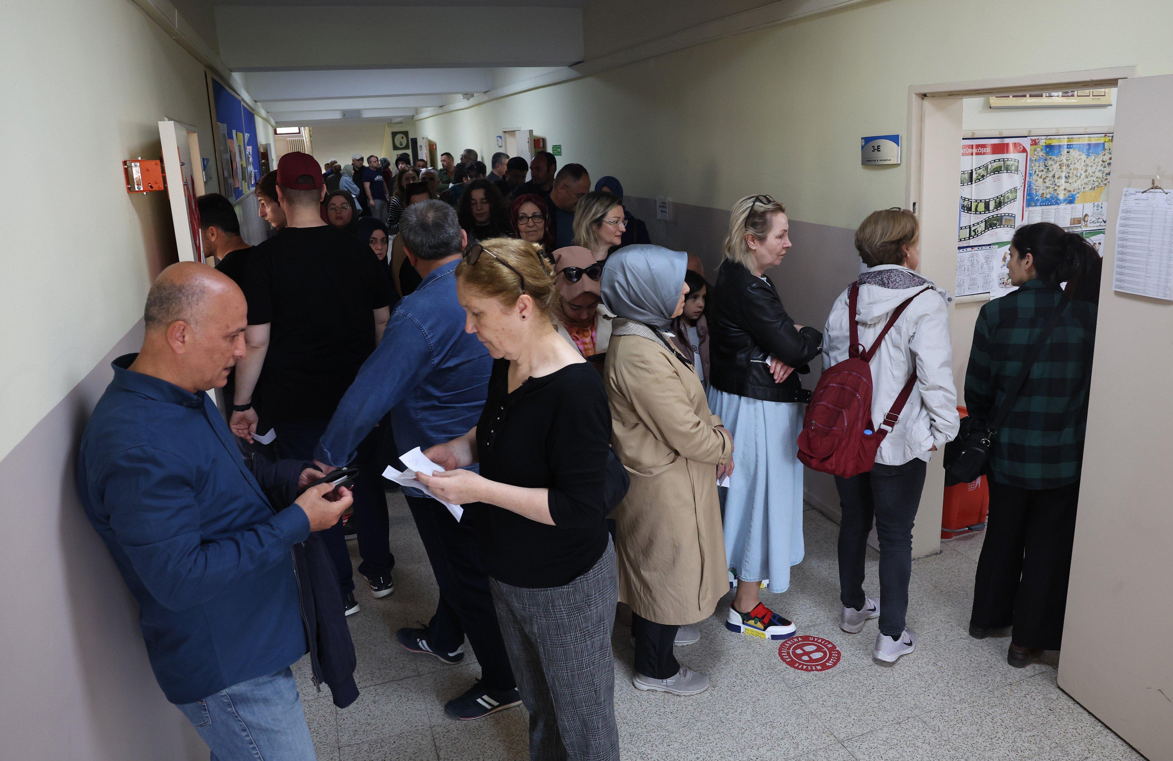Wybory w Turcji: lidzie tłoczą się na korytarzy pezed wejściem do lokalu wyborczego w Ankarze
