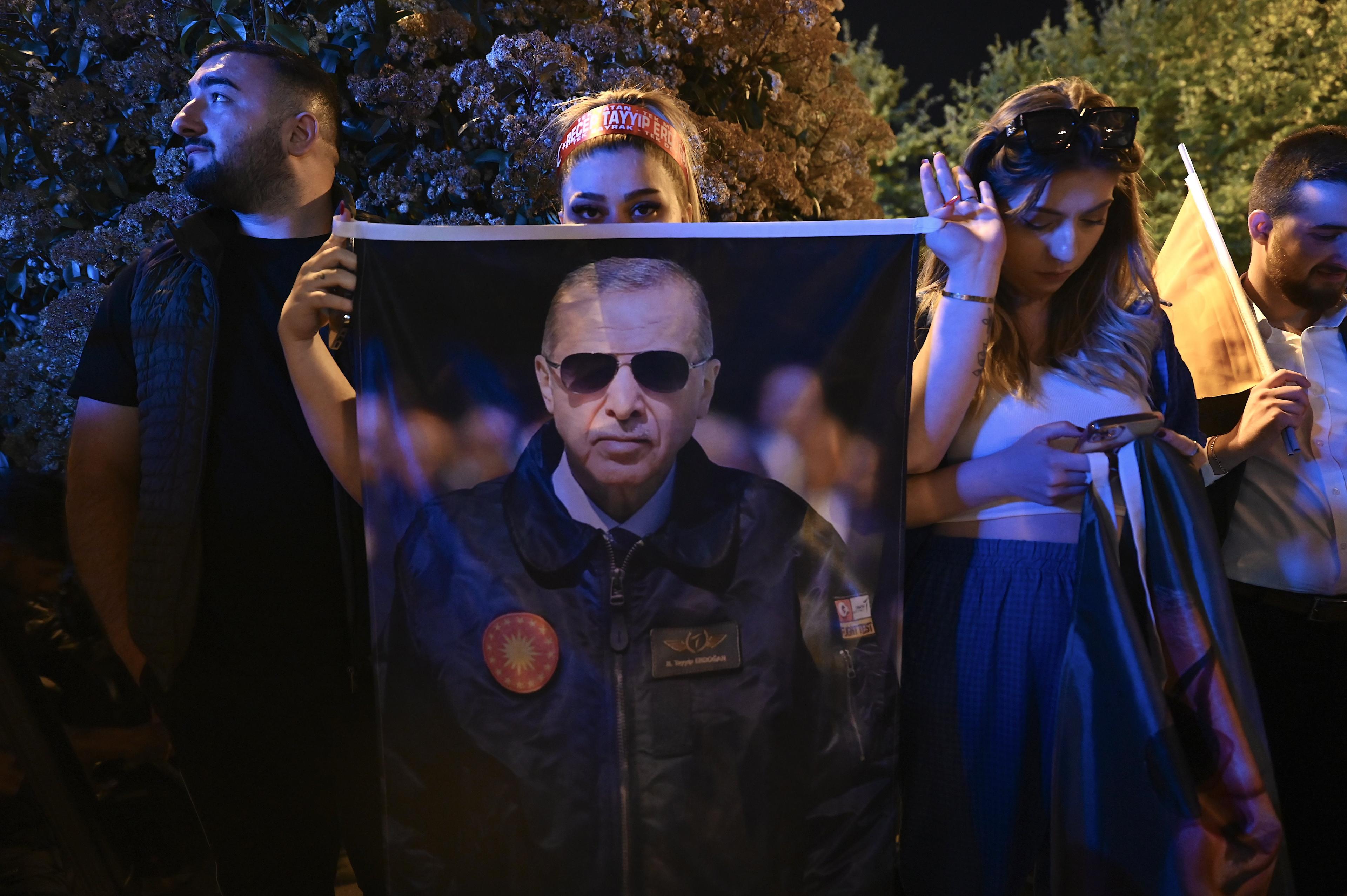 Kobieta trzyma zdjęcie prezydenta Erdogana