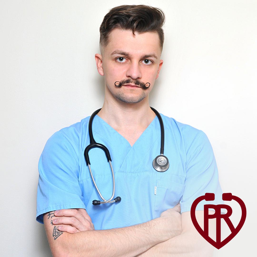 Lek. Sebastian Goncerz: portret lekarza w niebieskim kitlu ze stetoskopem na szyi. Ustawa o jakości