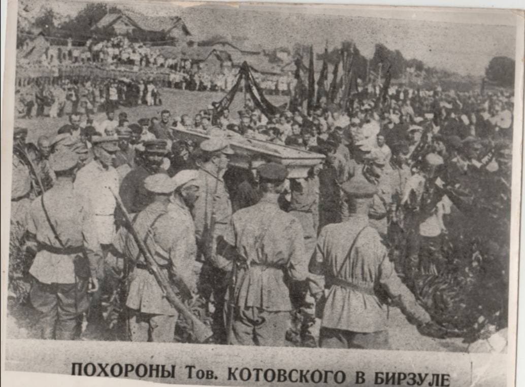 archiwalne zdjęcie przedstawiające radzieckich żołnierzy niosących trumnę Grigorija Kotowskiego