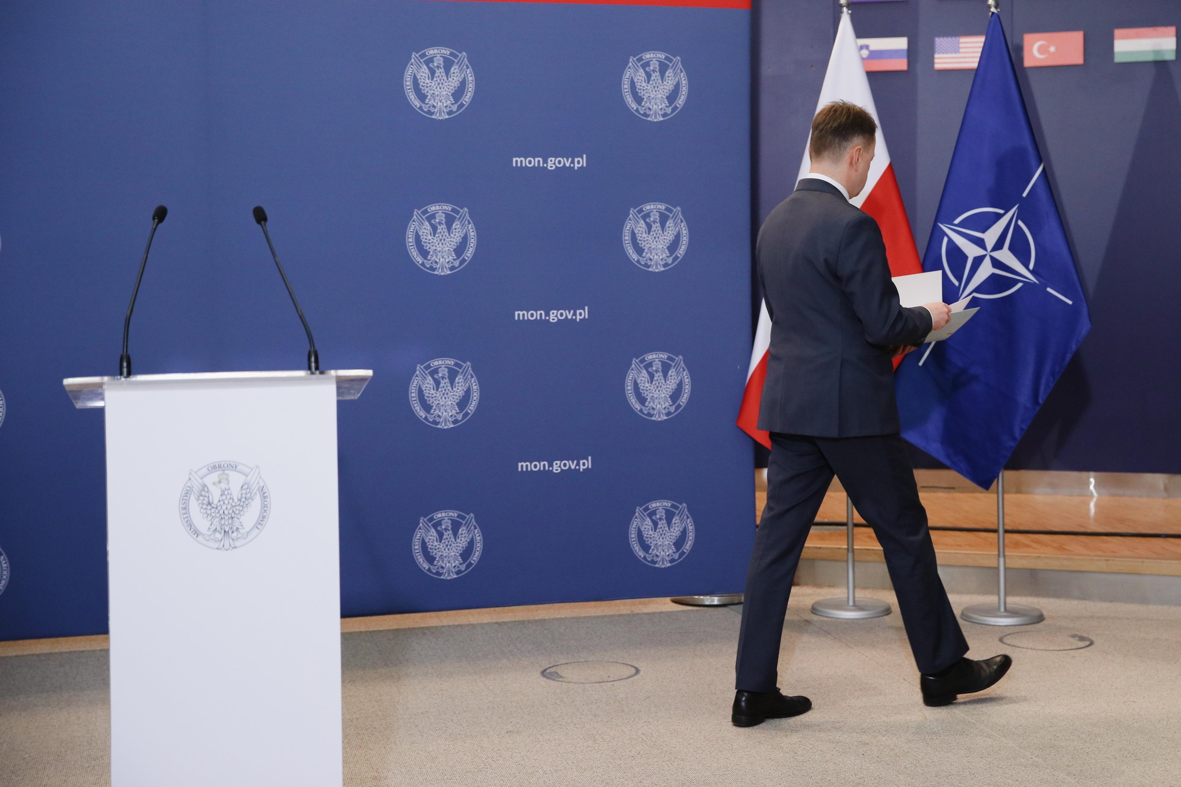 Mężczyzna w garniturze (Mariusz Młaszczak) odchodzi od mówinicy po wydaniu oświadczenia w sprawie Ch-55