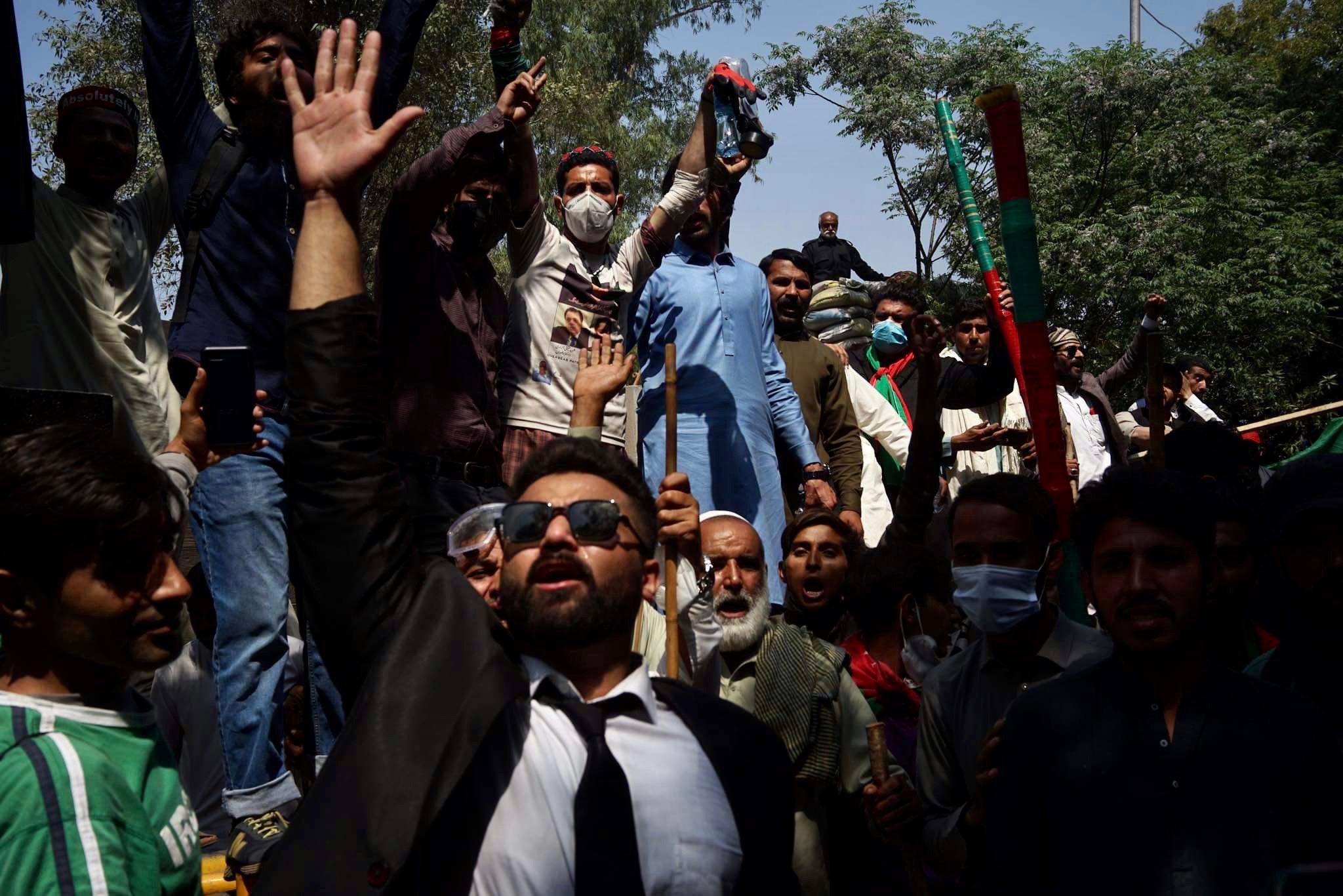 Demonstranci tłoczą się na ulicy, wykrzykują hasła. Pakistan w kryzysie.